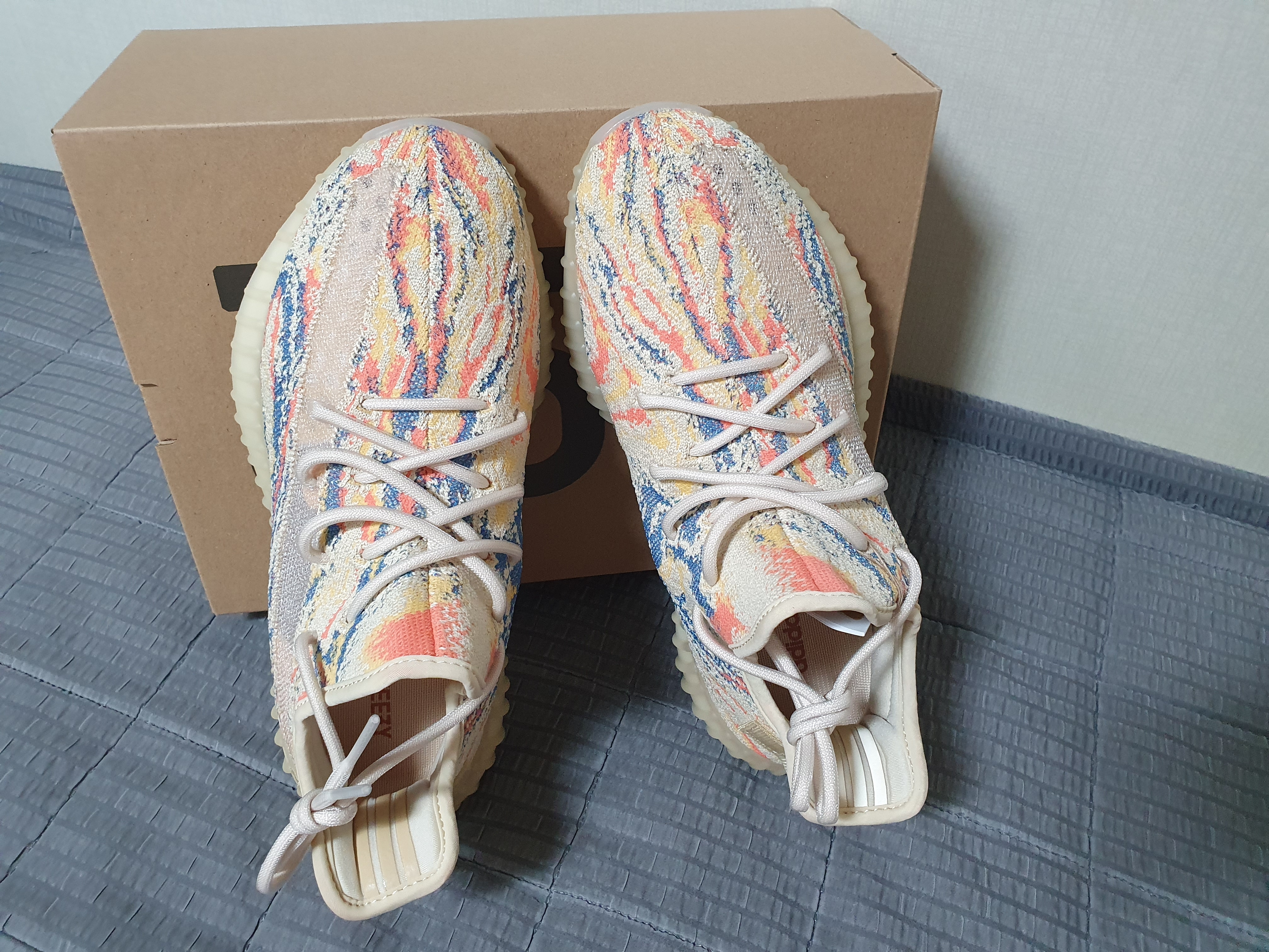 Adidas Yeezy Boost 350 V2 MX Oat 착용 스타일 - 4