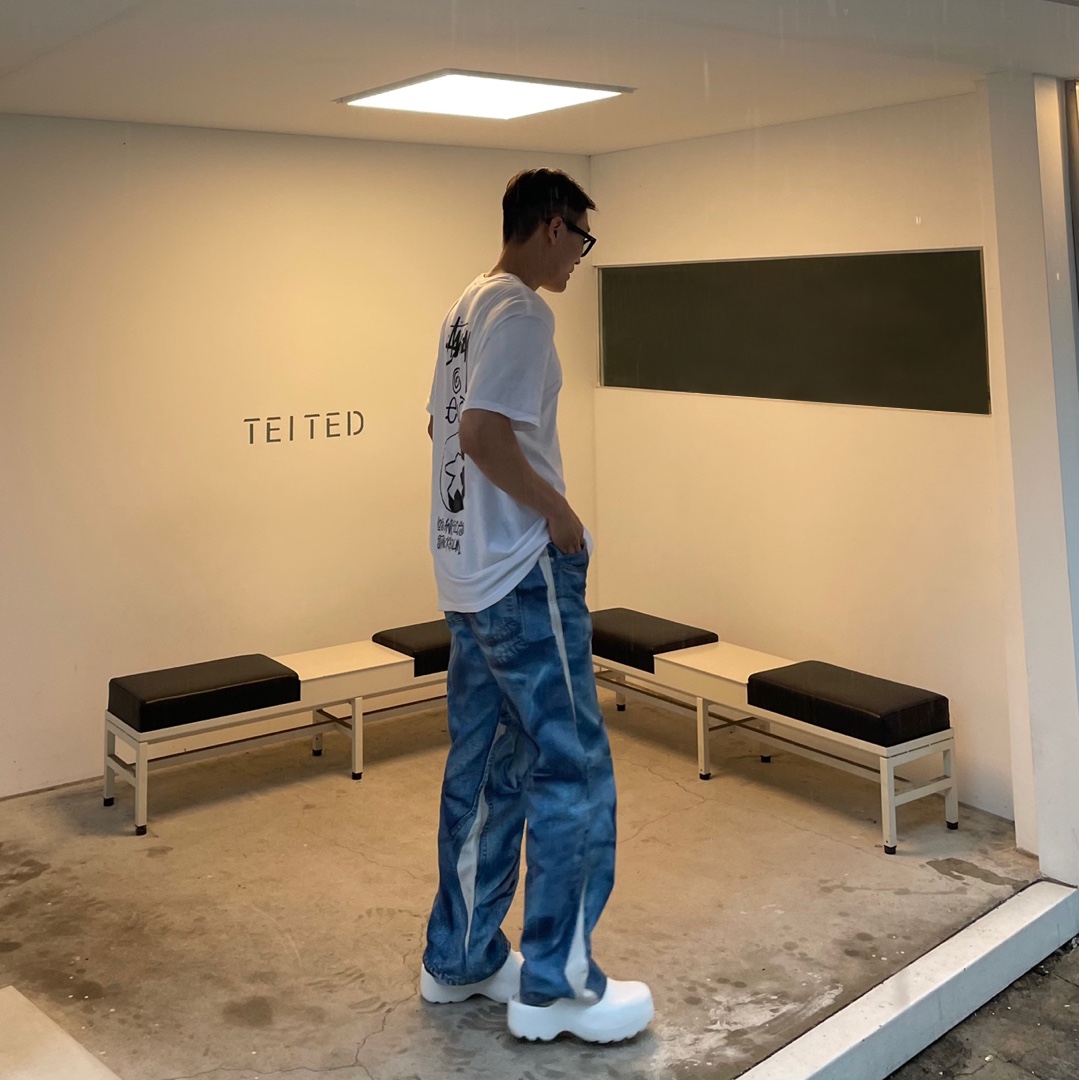 Bottega Veneta Rubber Flash Clog Chalk, Stussy x Our Legacy Surfman T-Shirt White - 21SS 착용 스타일 - 3