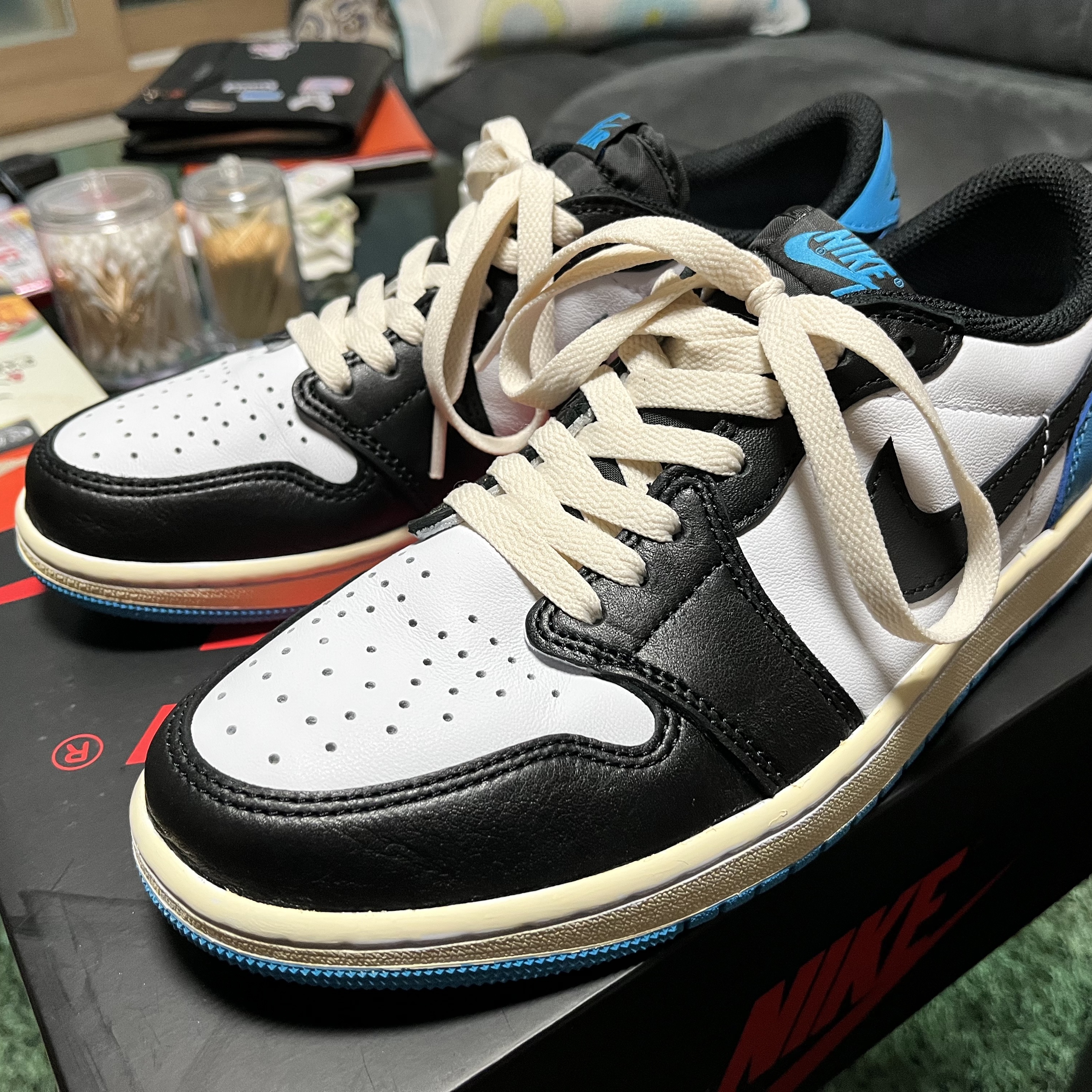 Jordan 1 Retro Low OG Black and Dark Powder Blue 착용 스타일 - 1