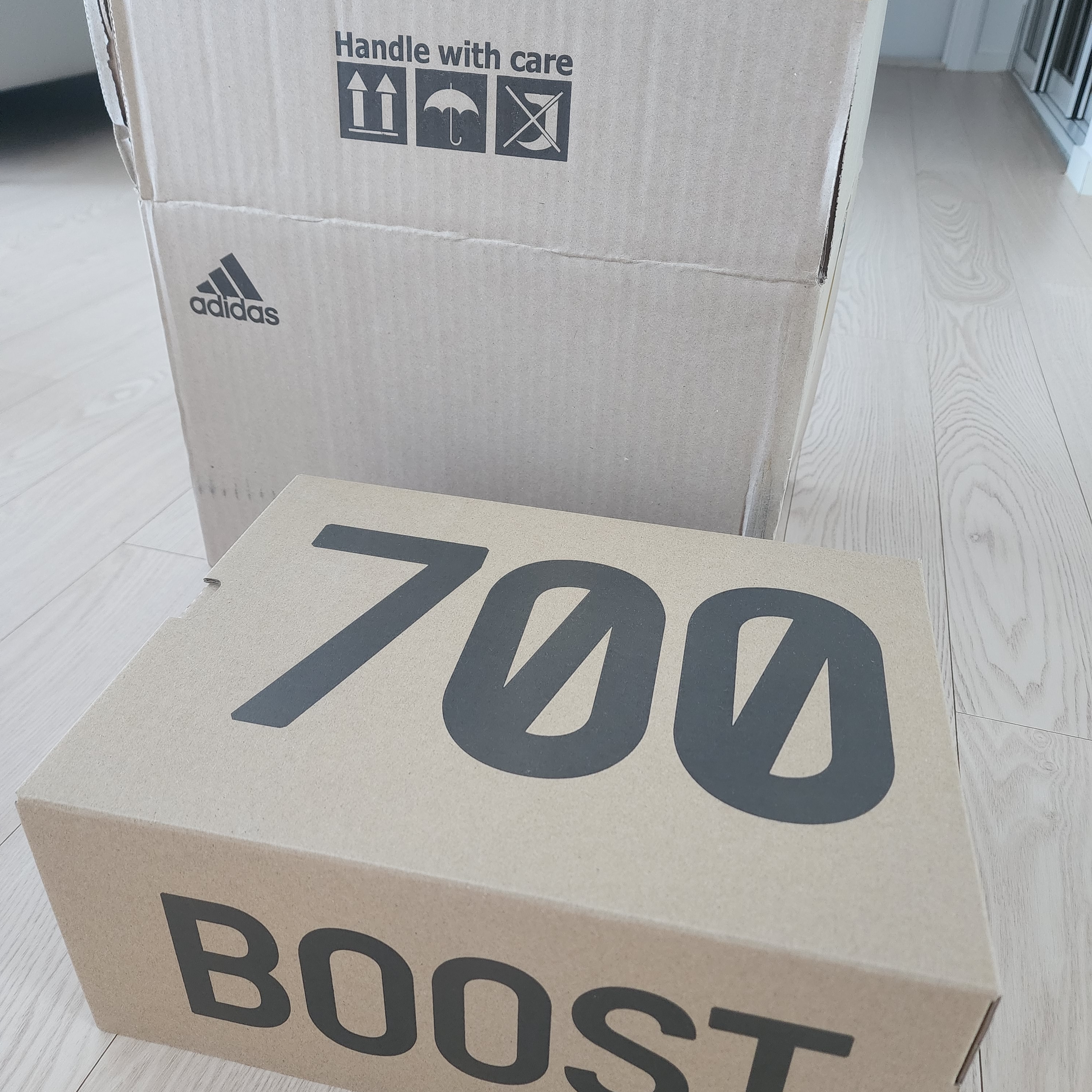 Adidas Yeezy Boost 700 Hi-Res Blue 착용 스타일 - 1