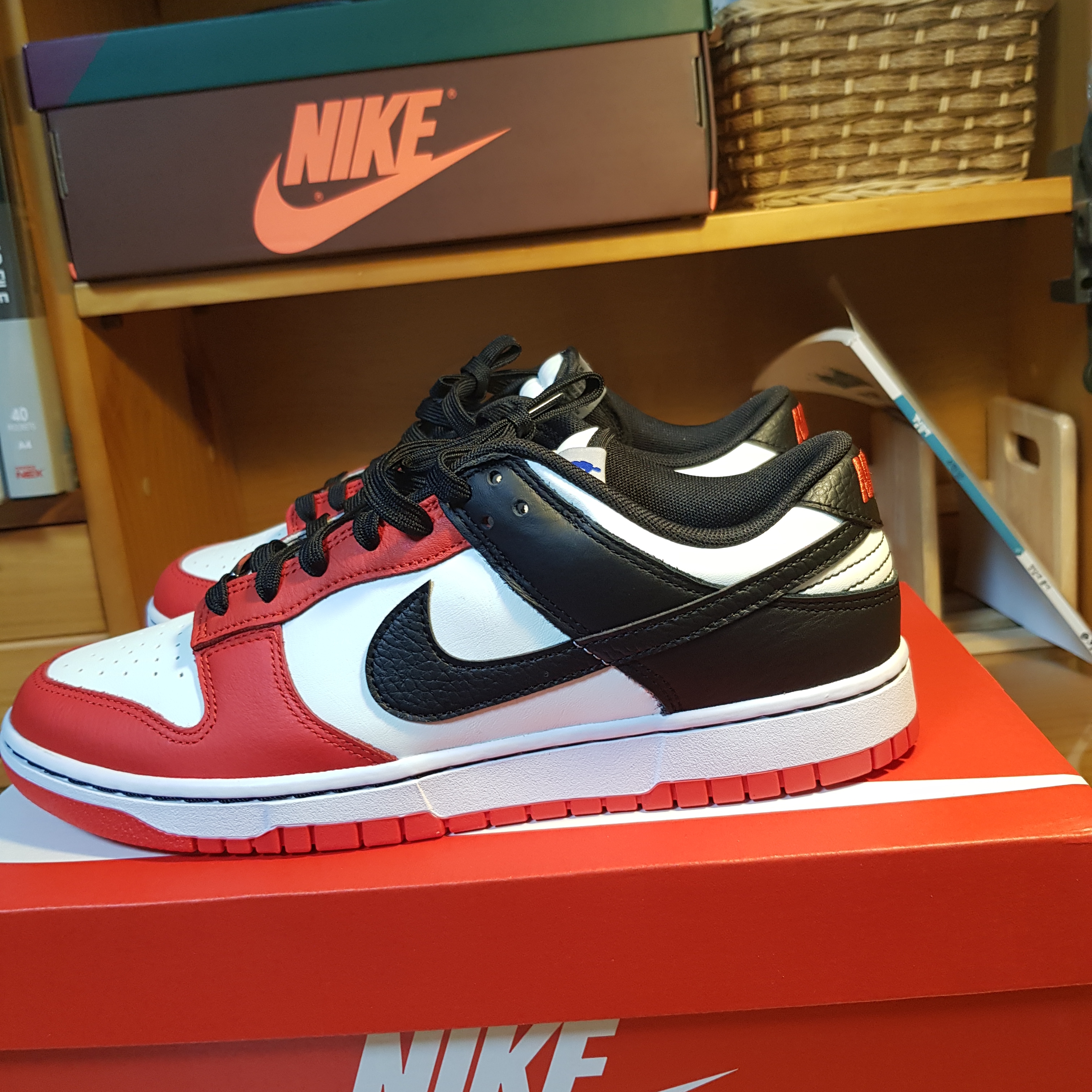 Nike x NBA Dunk Low Retro EMB Black and Chile Red 착용 스타일 - 1