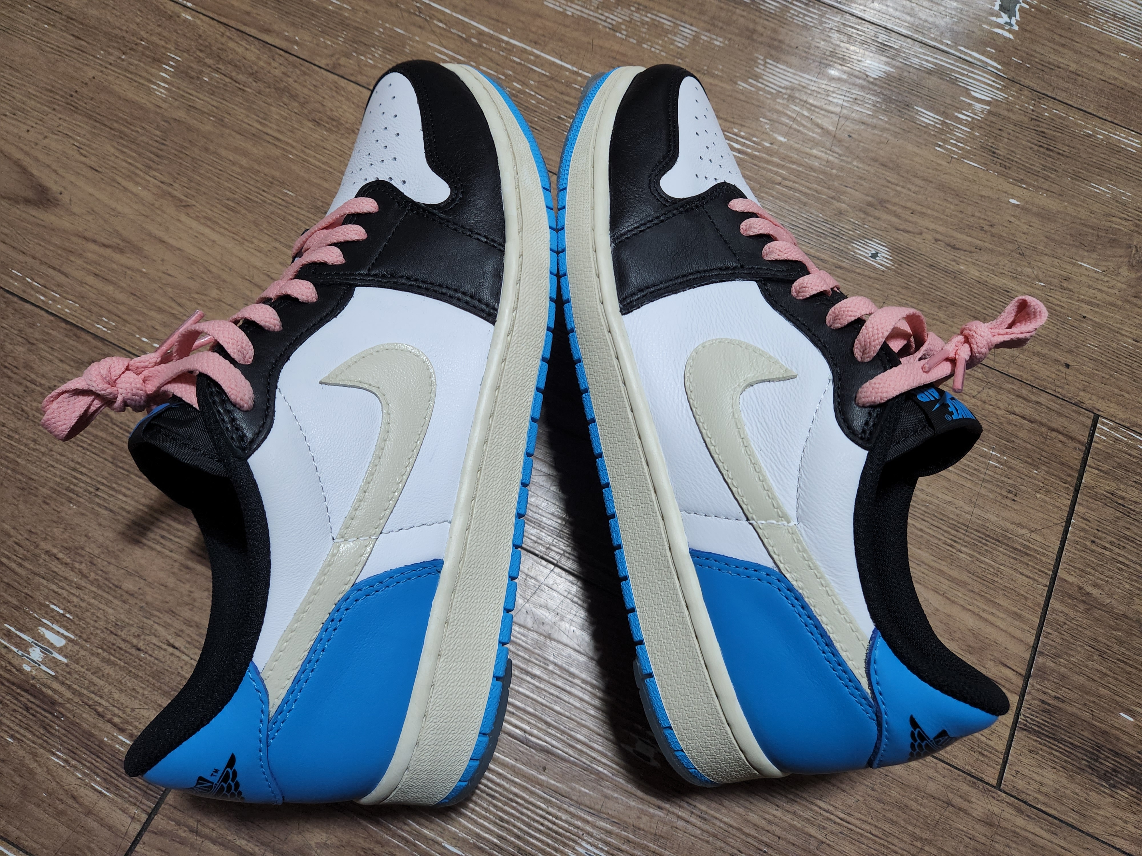 Jordan 1 Retro Low OG Black and Dark Powder Blue 착용 스타일 - 4