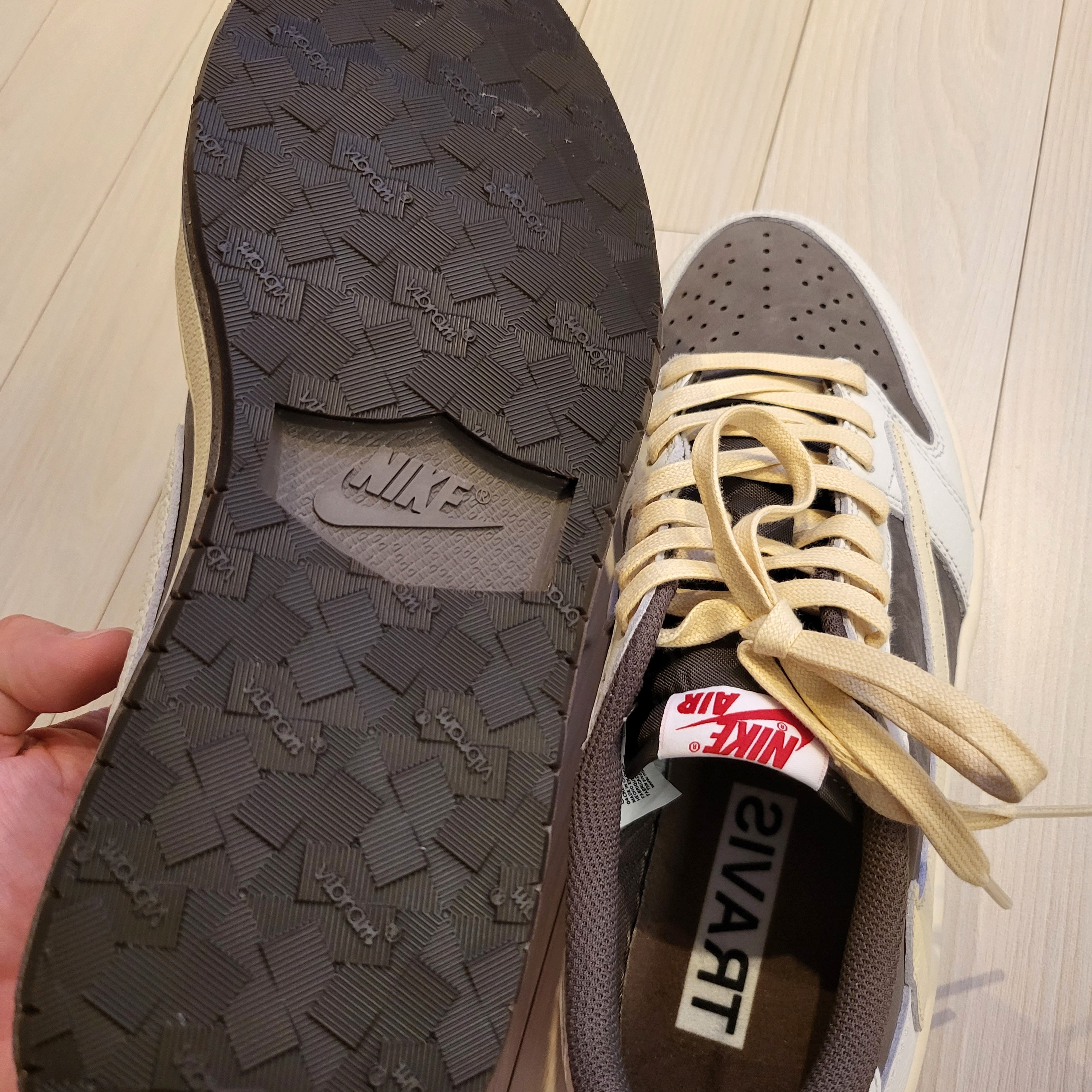 Jordan 1 x Travis Scott Retro Low OG SP Sail and Ridgerock 착용 스타일 - 2