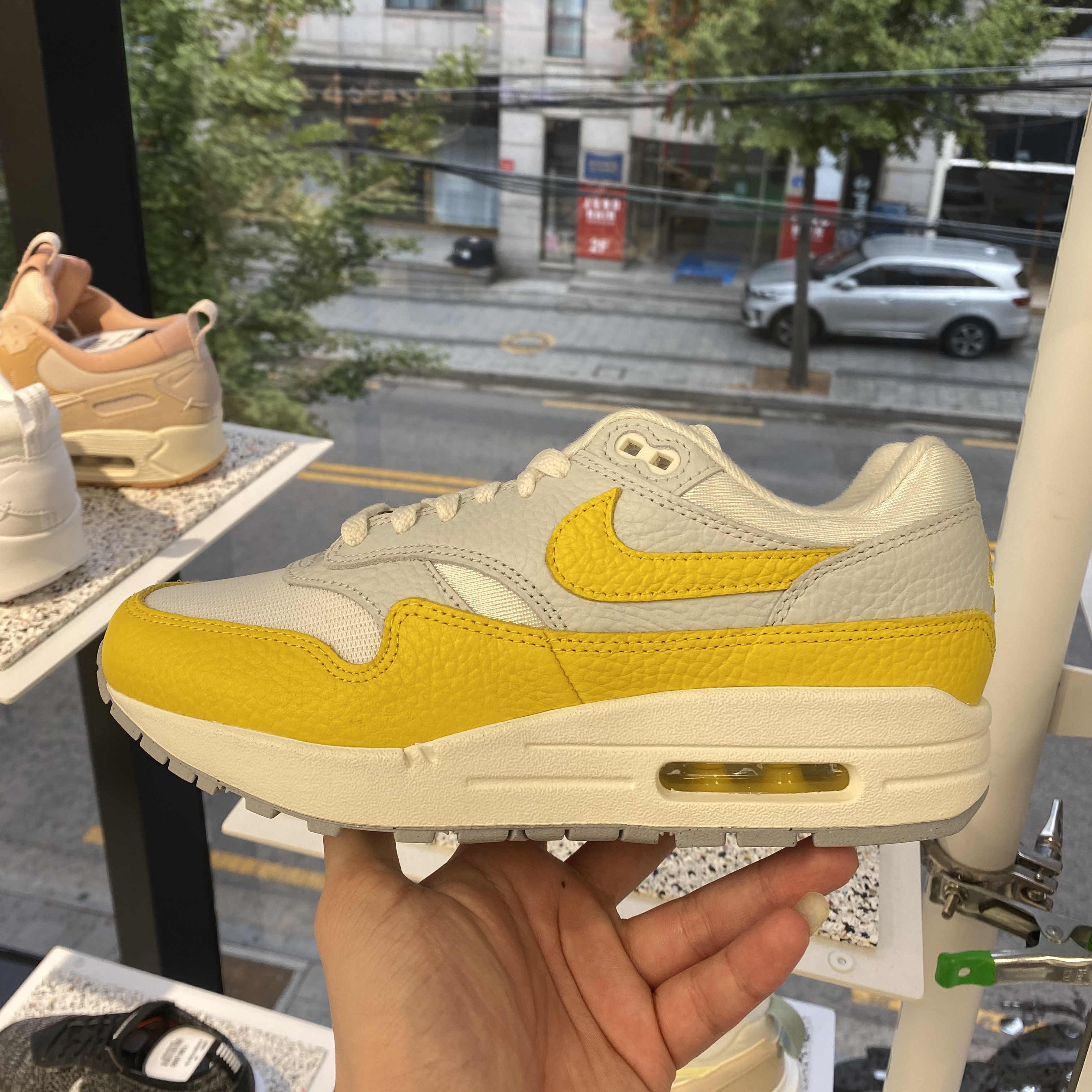 (W) Nike Air Max 1 Tour Yellow 착용 스타일