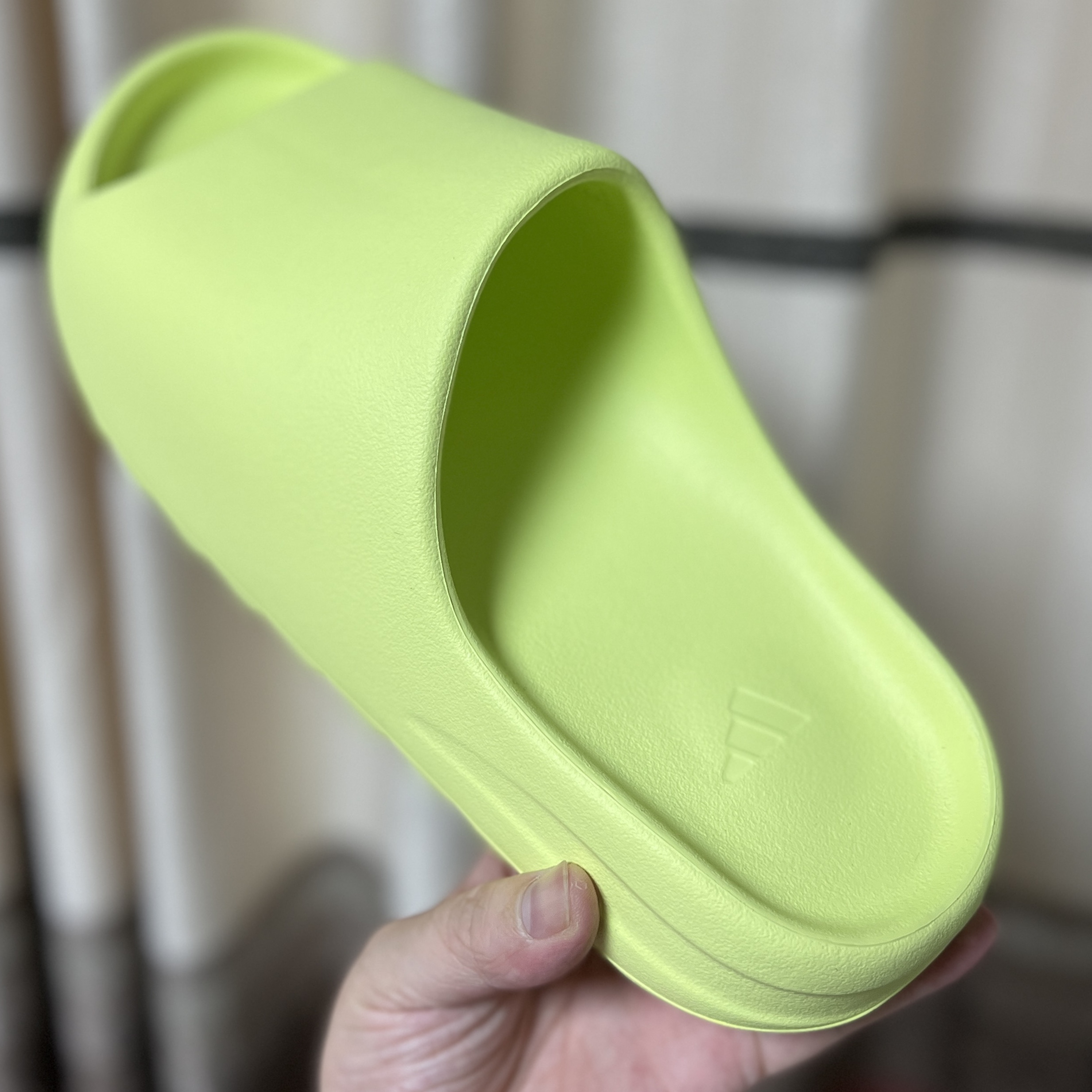 Adidas Yeezy Slide Glow Green 2022/2023 착용 스타일 - 2