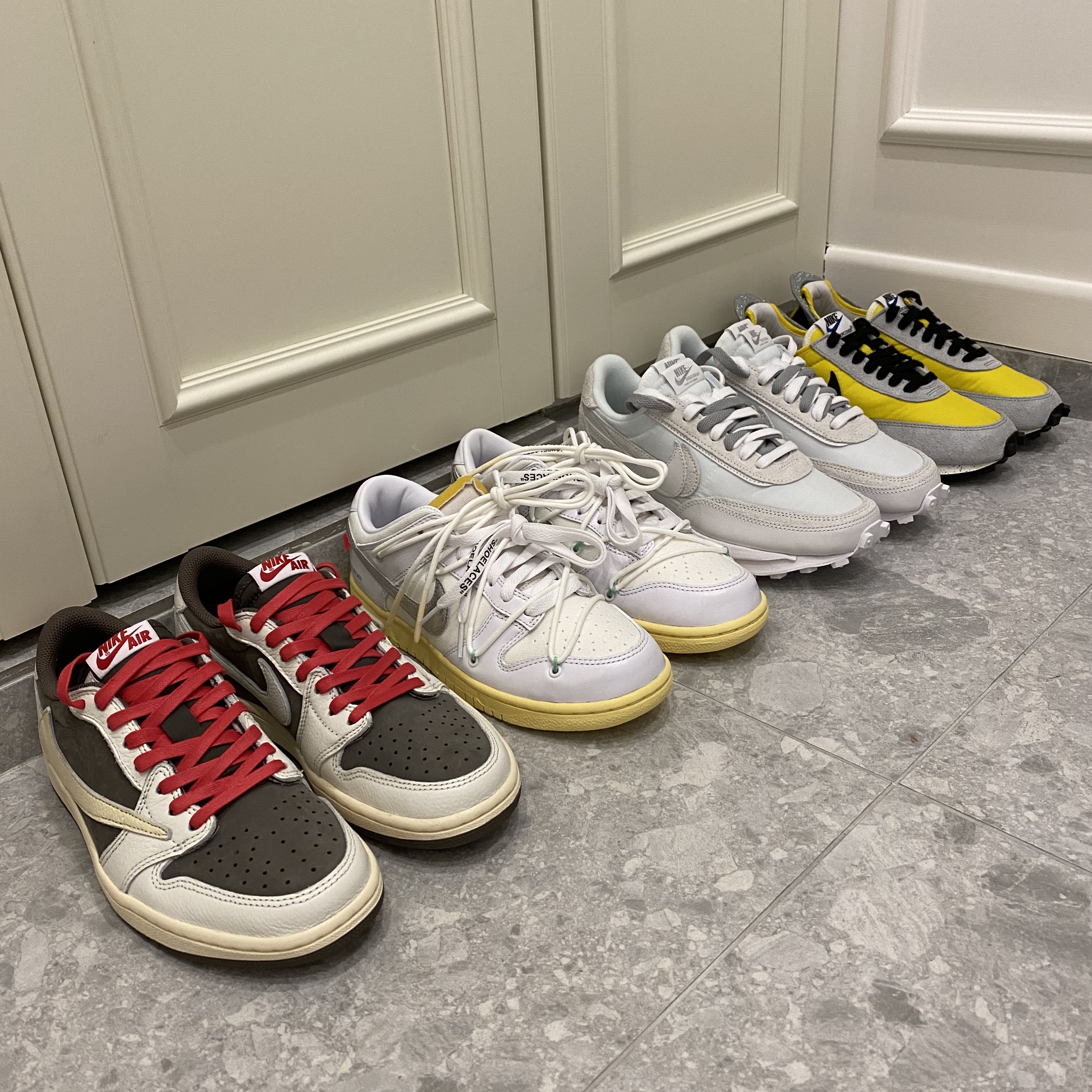 Jordan 1 x Travis Scott Retro Low OG SP Sail and Ridgerock, Nike x Off-White Dunk Low The 50 - Lot 1 착용 스타일