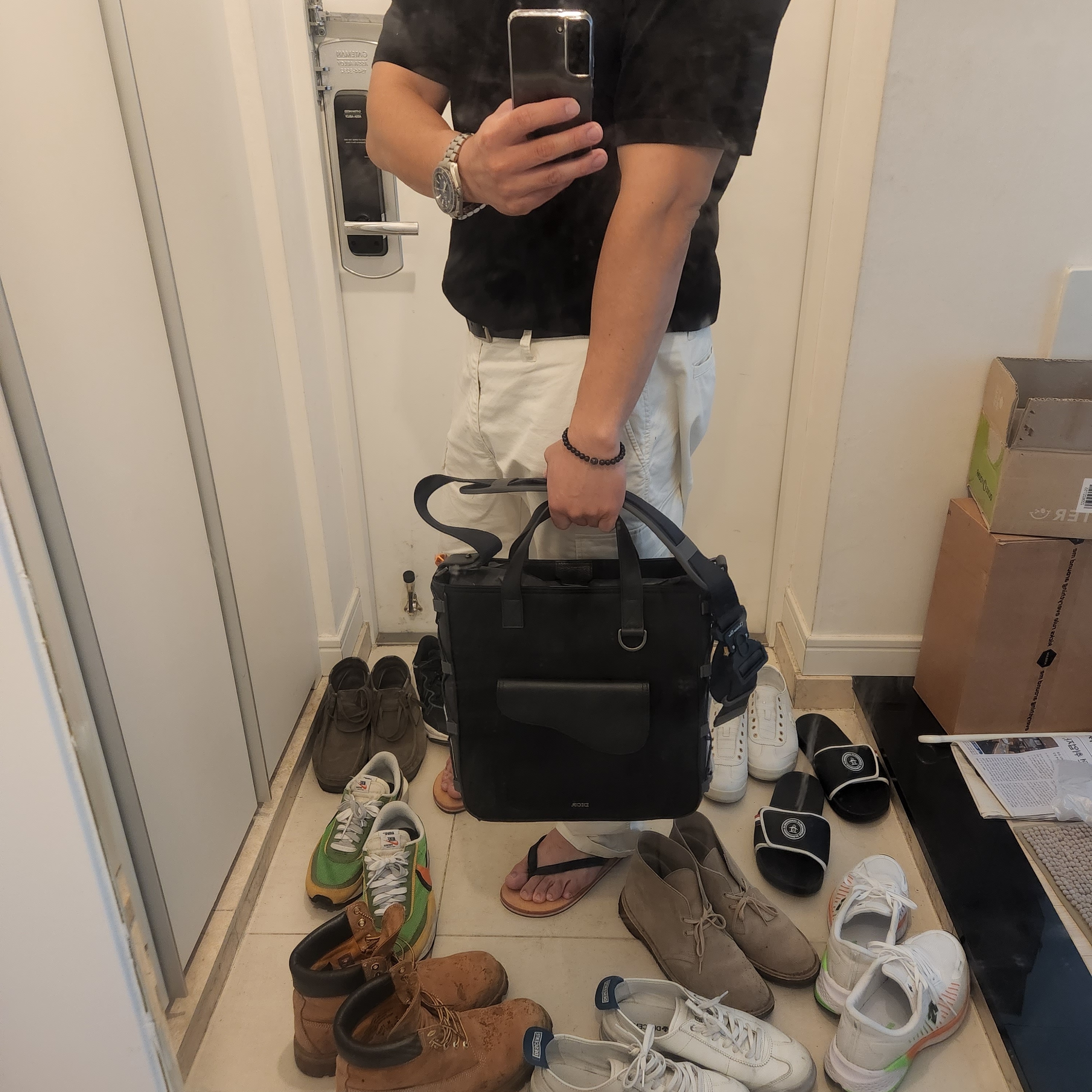 Dior x Sacai Saddle Shoulder Strap Tote Bag Black 착용 스타일 - 5