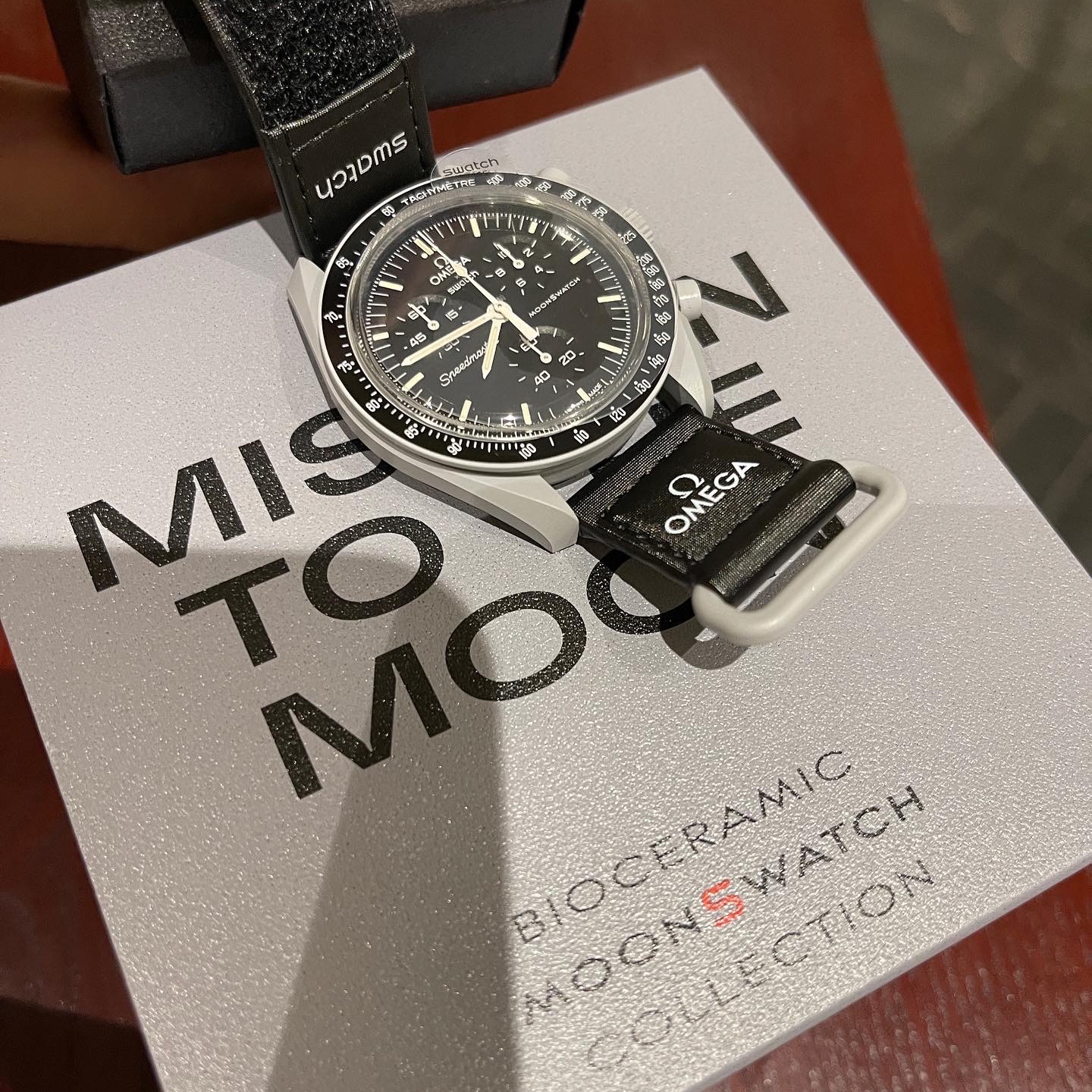 Swatch x Omega Bioceramic MoonSwatch Mission To The Moon 착용 스타일 - 2