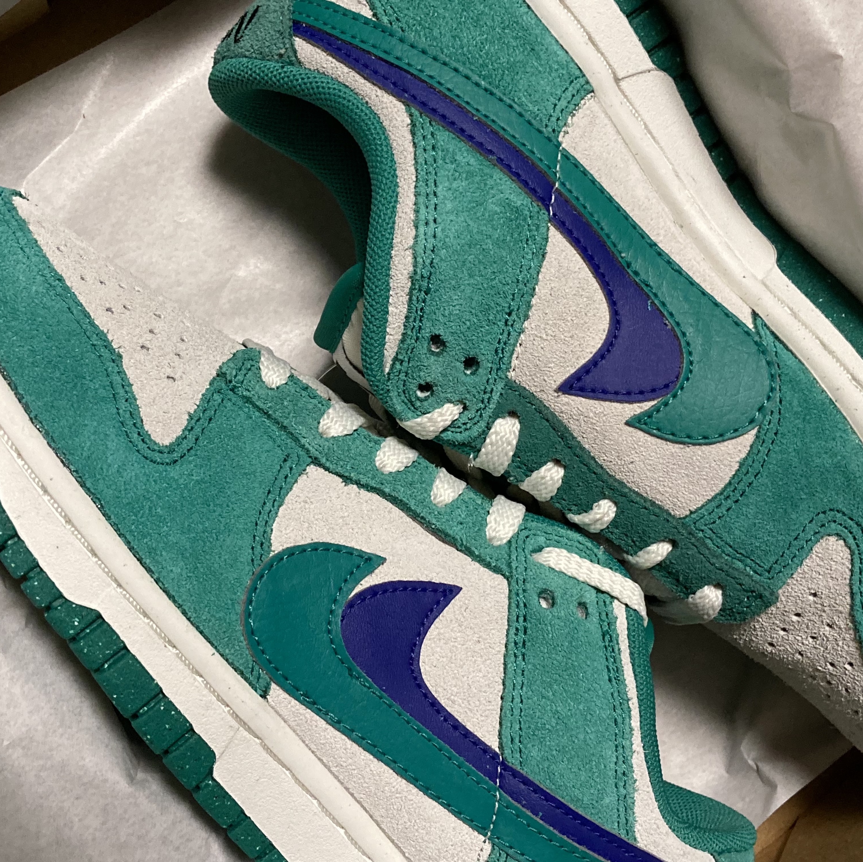 (W) Nike Dunk Low SE 85 Neptune Green and Sail 착용 스타일