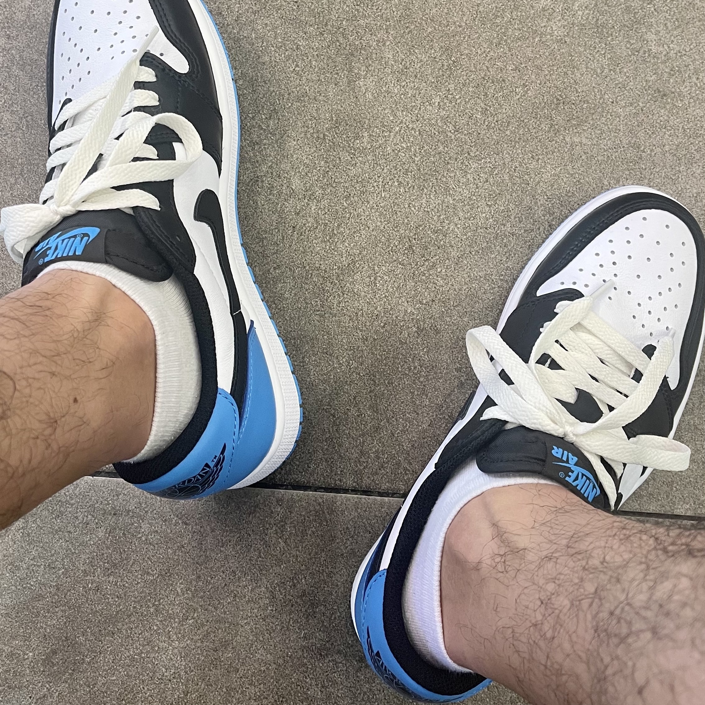 Jordan 1 Retro Low OG Black and Dark Powder Blue 착용 스타일 - 2