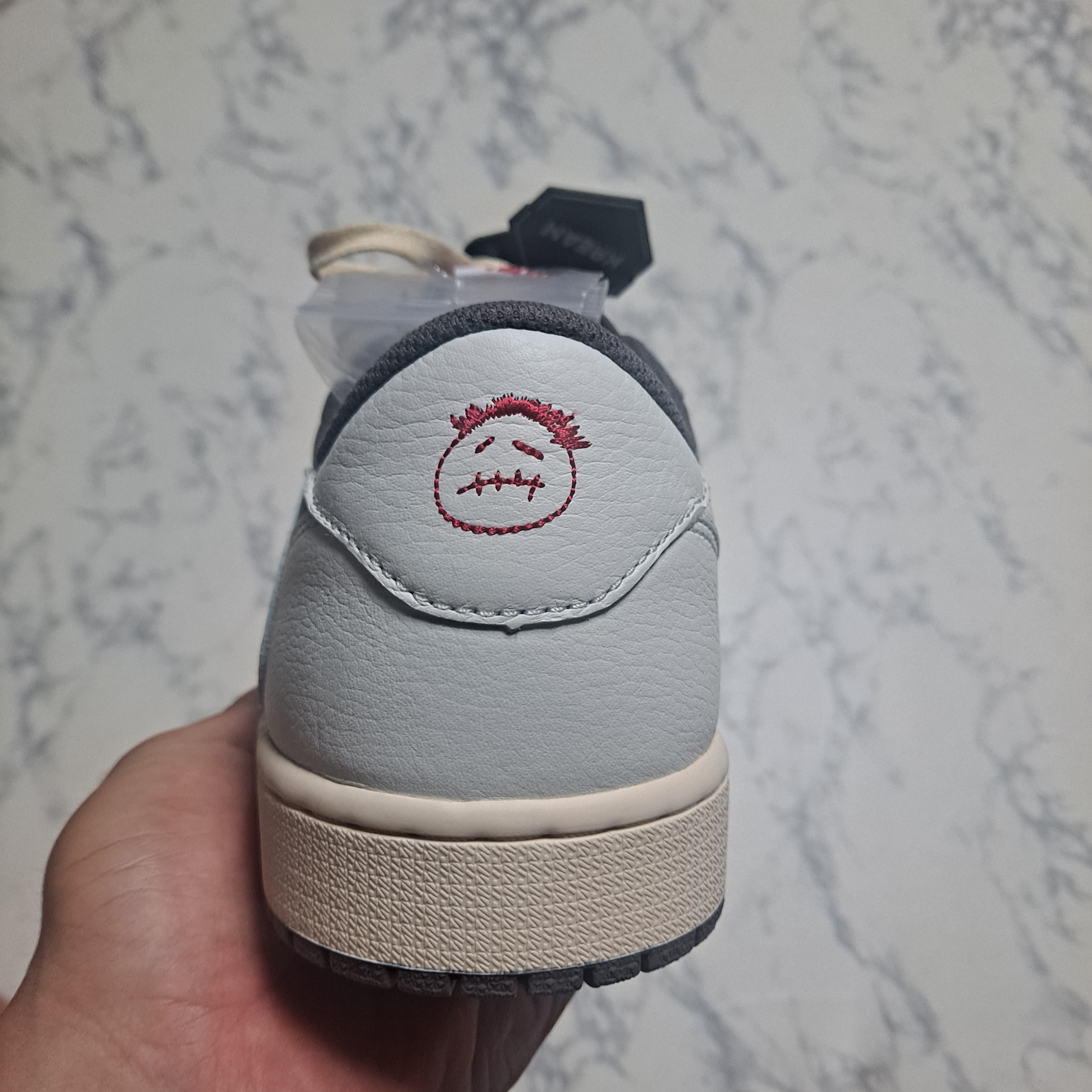 Jordan 1 x Travis Scott Retro Low OG SP Sail and Ridgerock 착용 스타일 - 1
