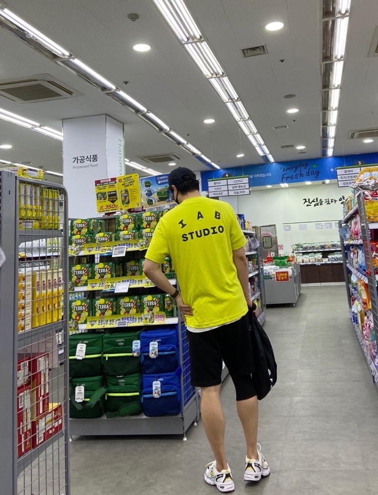 IAB Studio x Asics T-Shirt Lime, New Balance 530 White Yellow 착용 스타일