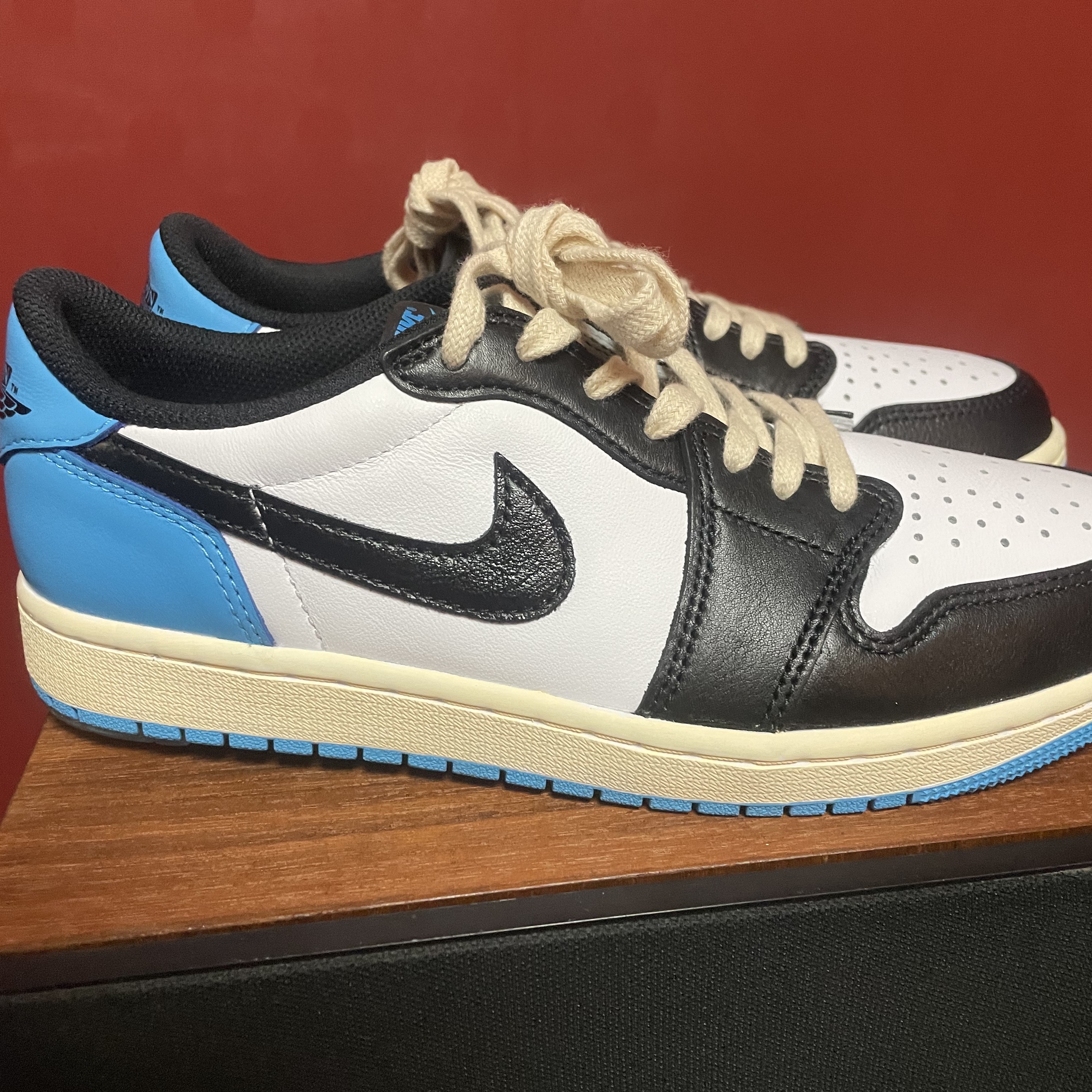 Jordan 1 Retro Low OG Black and Dark Powder Blue 착용 스타일 - 1