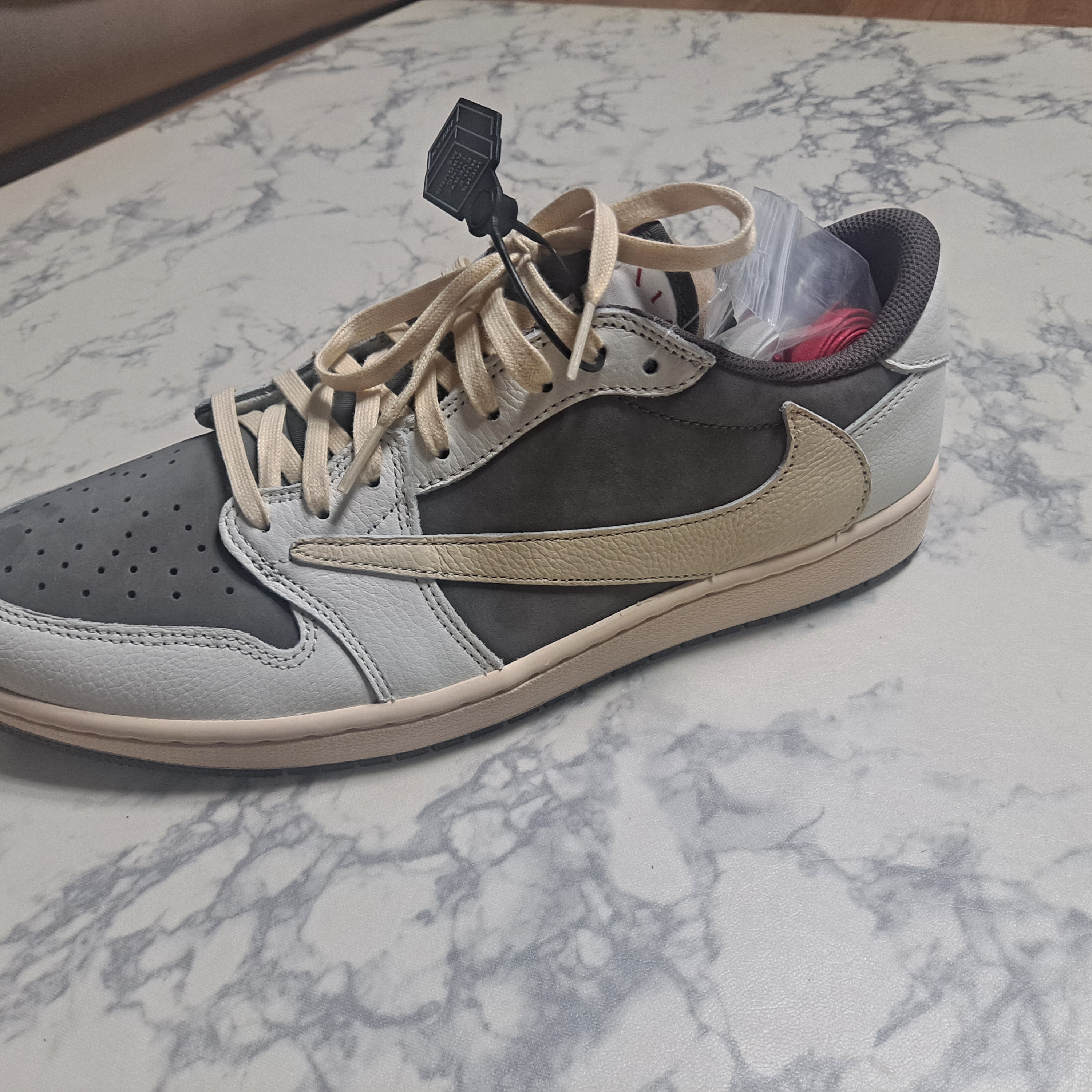 Jordan 1 x Travis Scott Retro Low OG SP Sail and Ridgerock 착용 스타일 - 2