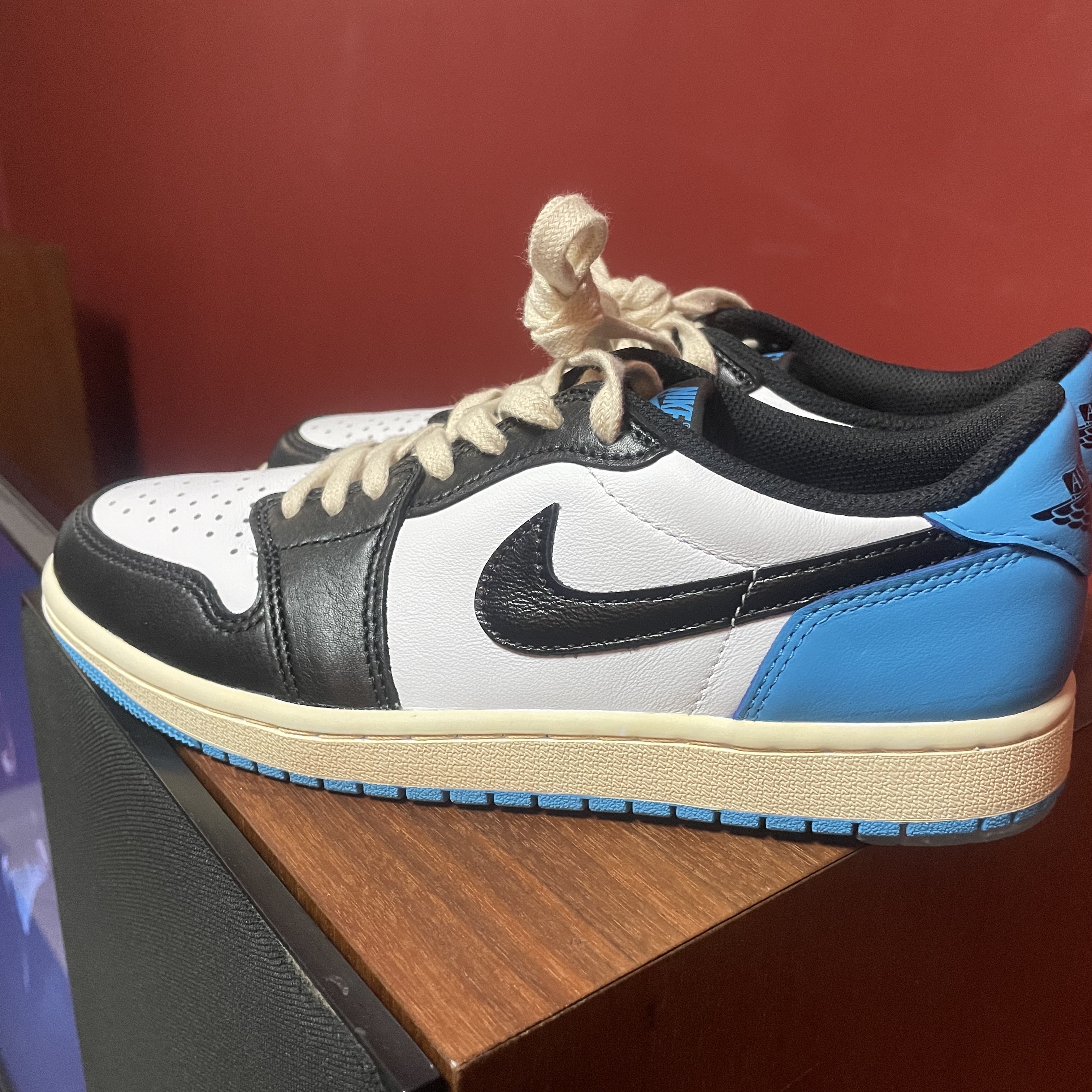 Jordan 1 Retro Low OG Black and Dark Powder Blue 착용 스타일 - 4