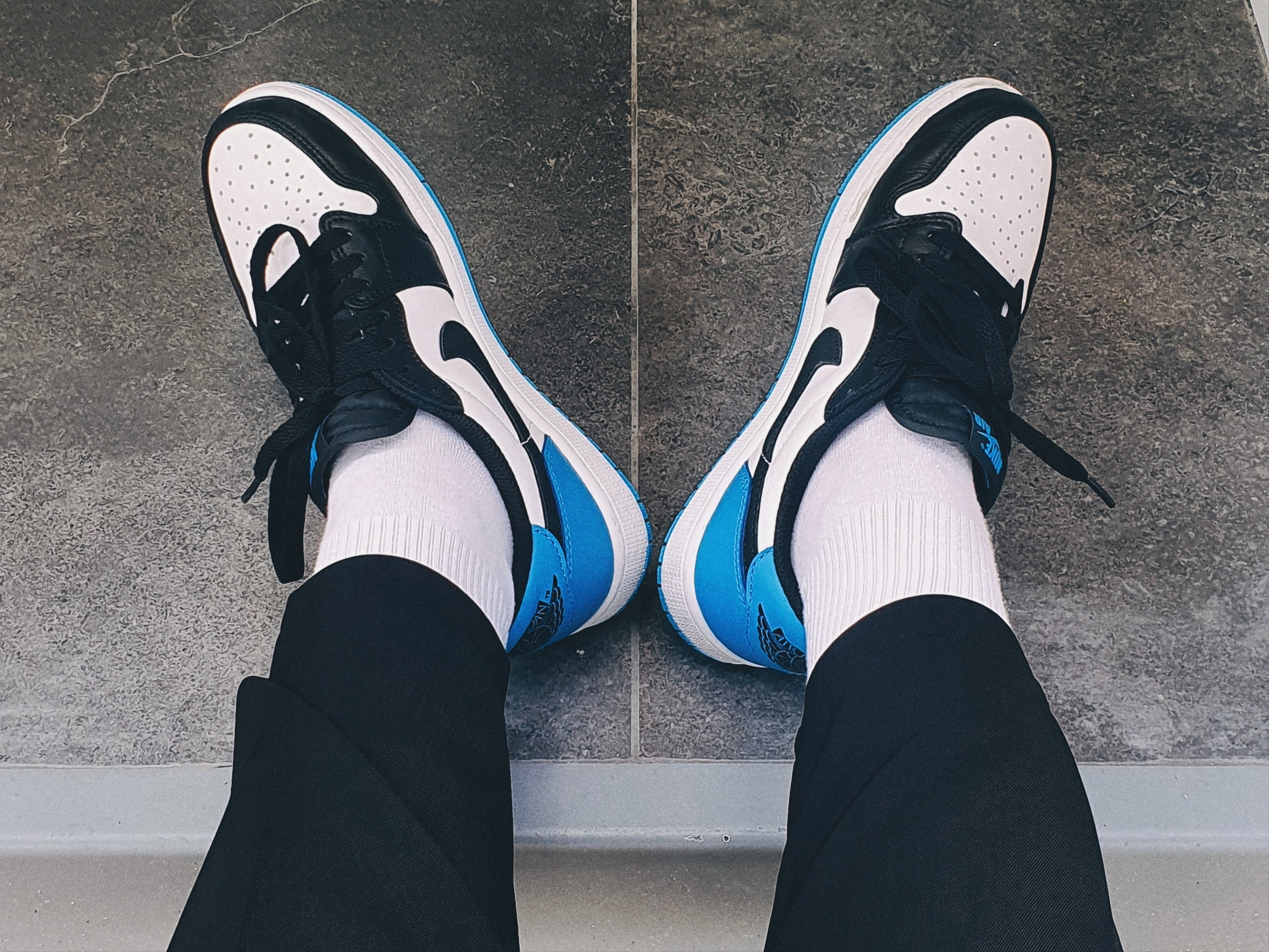 Jordan 1 Retro Low OG Black and Dark Powder Blue 착용 스타일 - 2