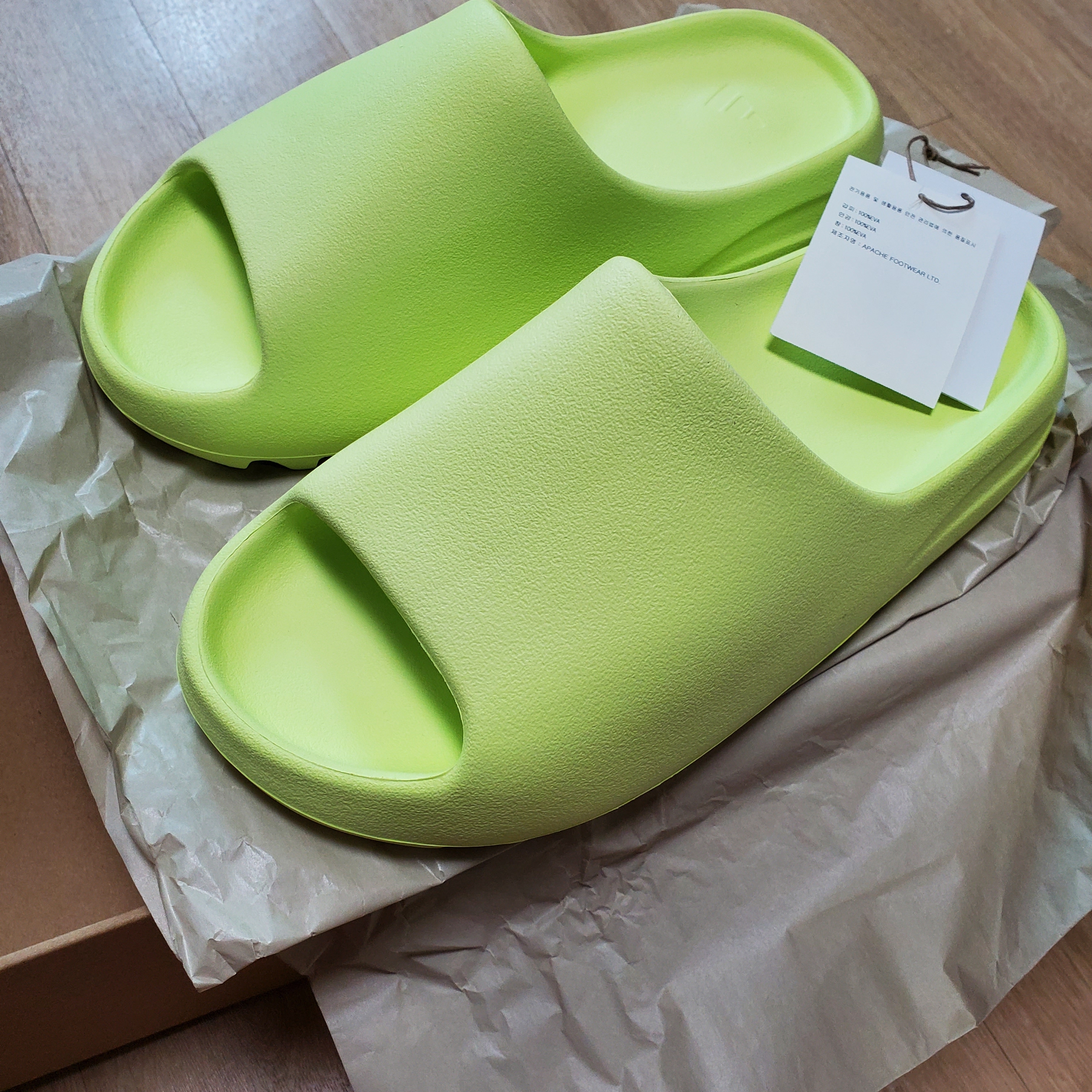 Adidas Yeezy Slide Glow Green 2022/2023 착용 스타일