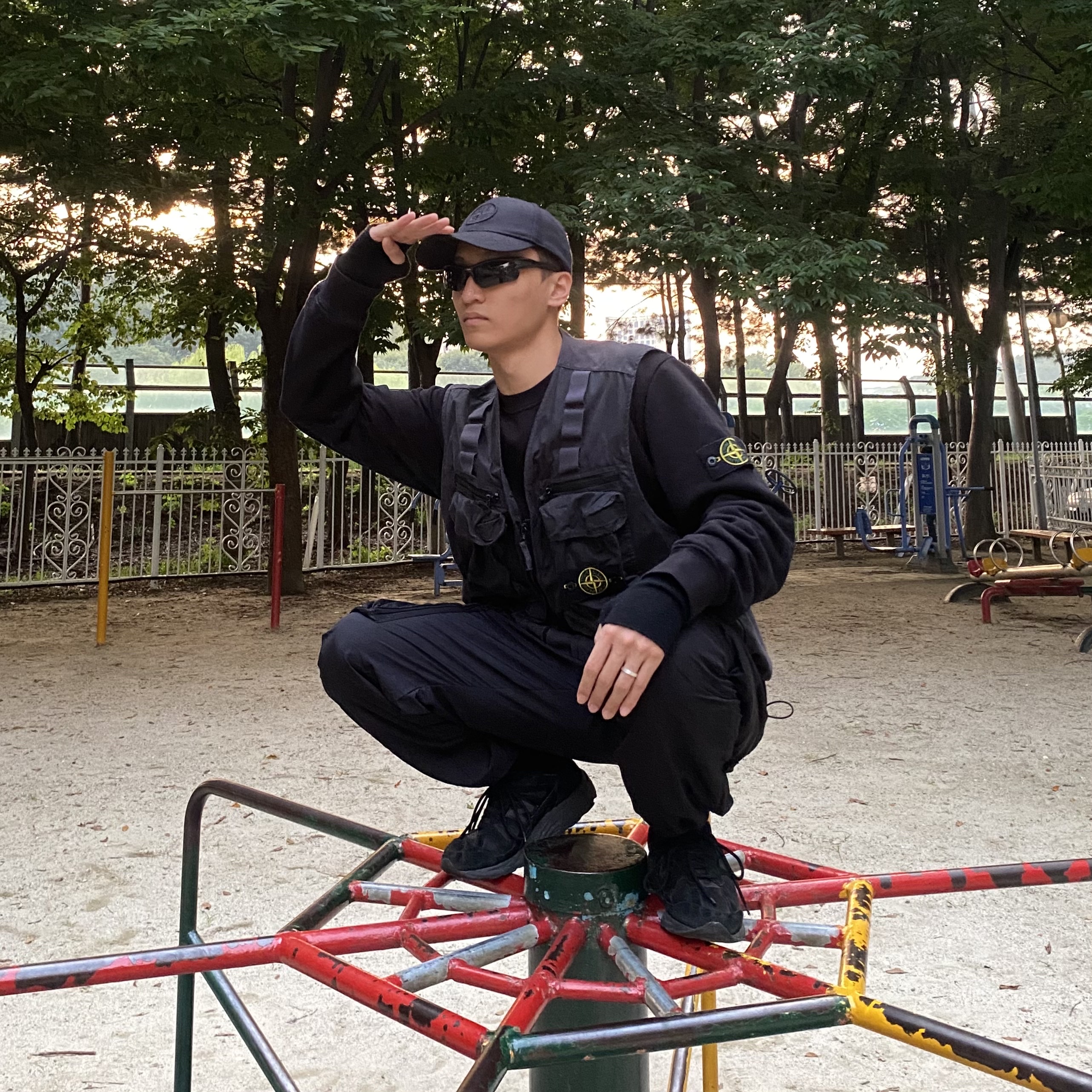 Supreme x Stone Island Camo Cargo Vest Black Camo - 19SS 착용 스타일