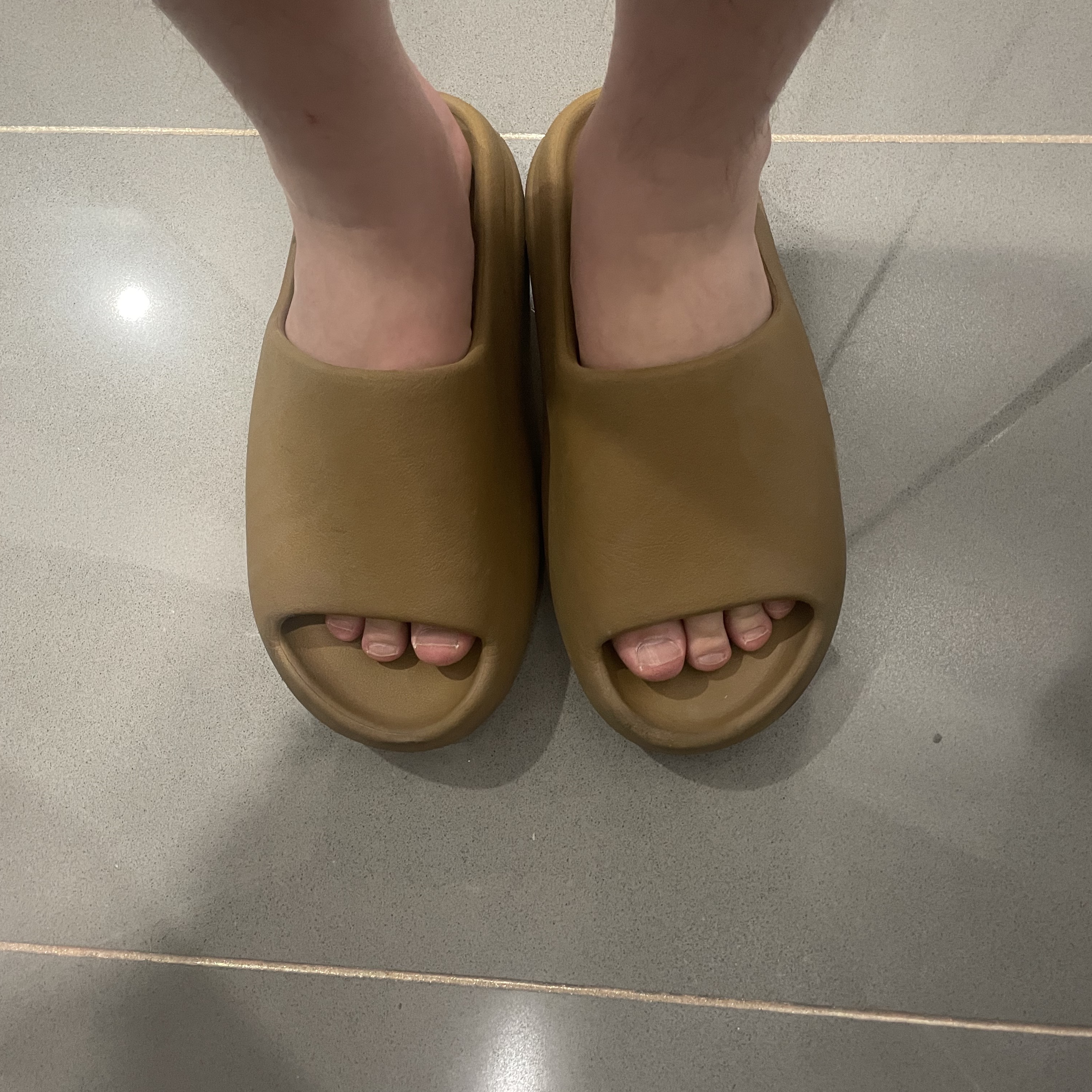 Adidas Yeezy Slide Ochre 착용 스타일
