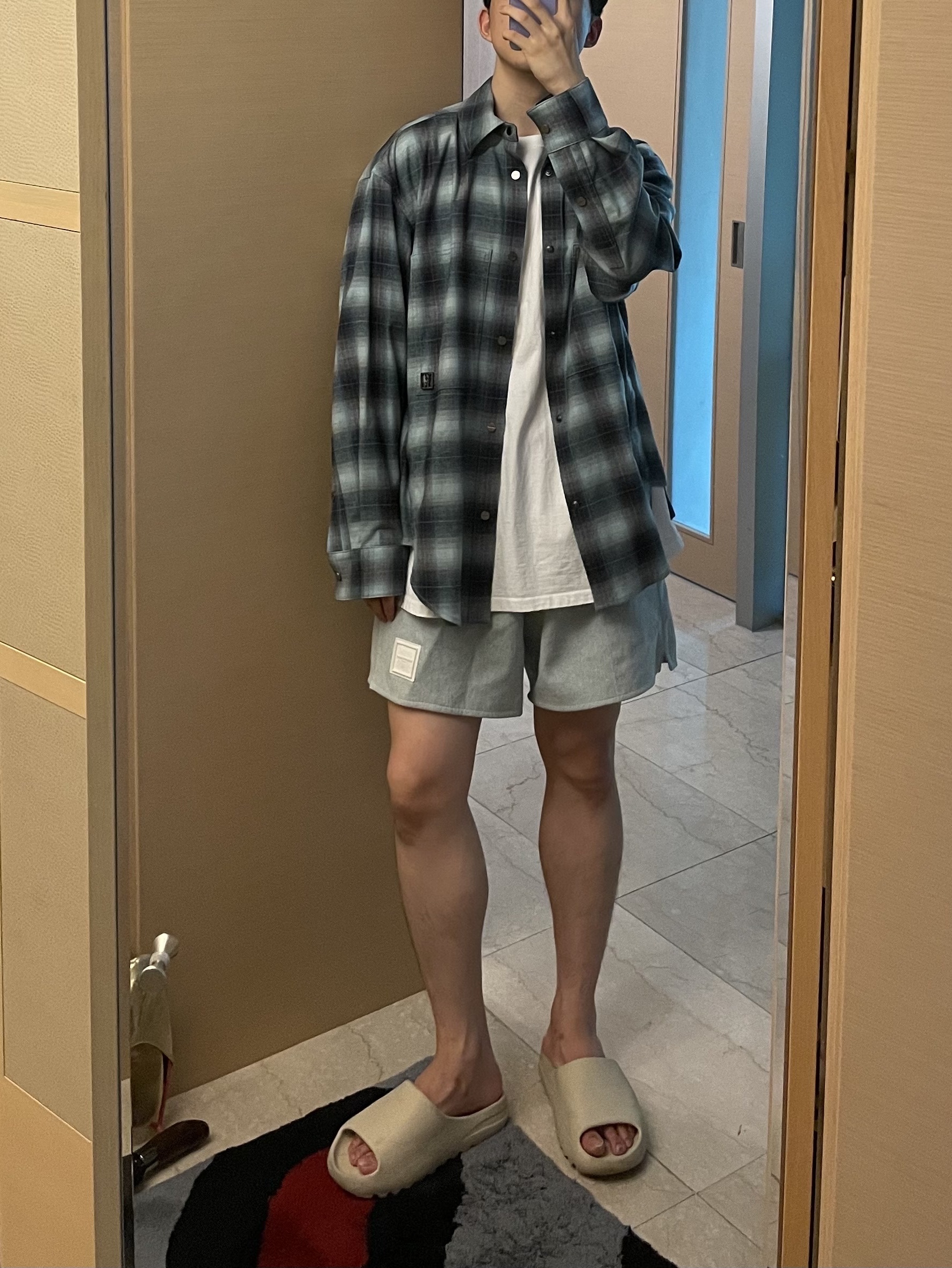 Adidas Yeezy Slide Bone 착용 스타일
