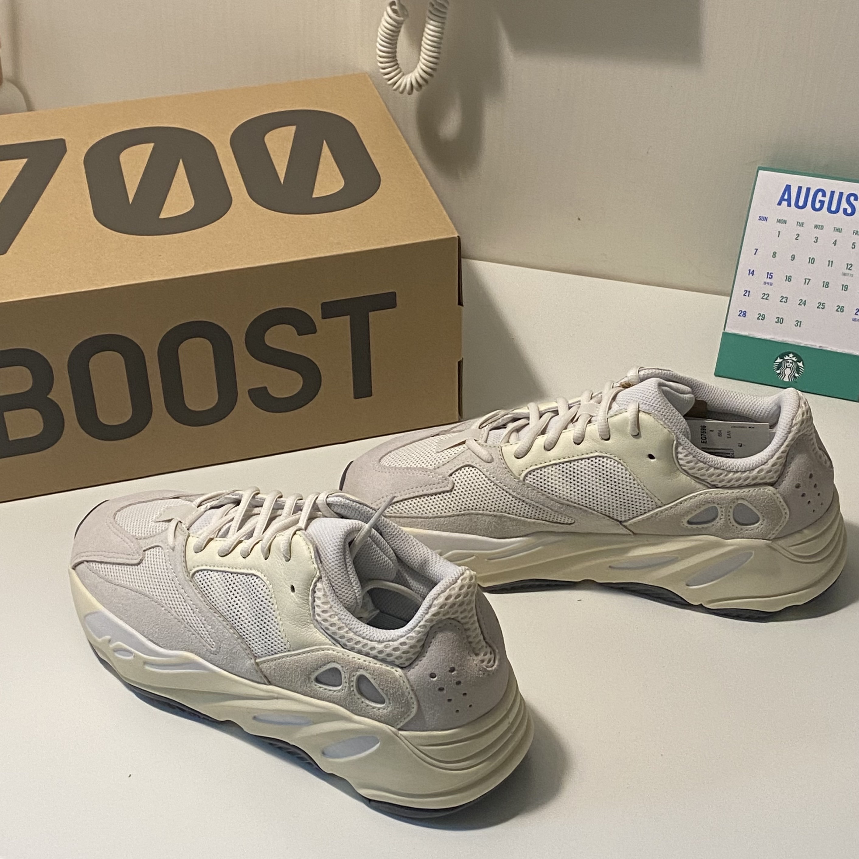 Adidas Yeezy Boost 700 Analog 2022/2023 착용 스타일 - 4