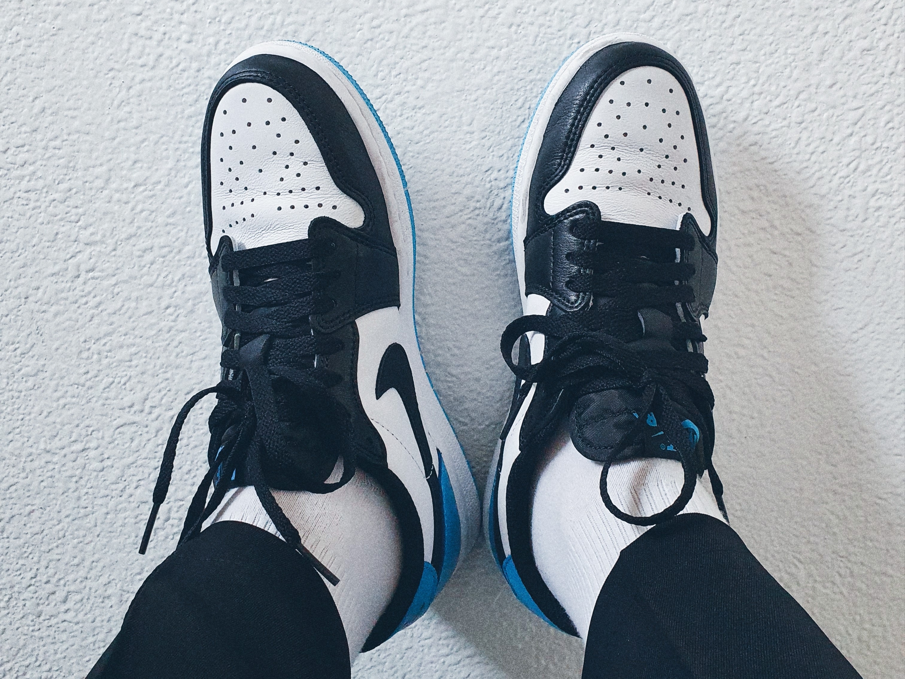 Jordan 1 Retro Low OG Black and Dark Powder Blue 착용 스타일 - 1