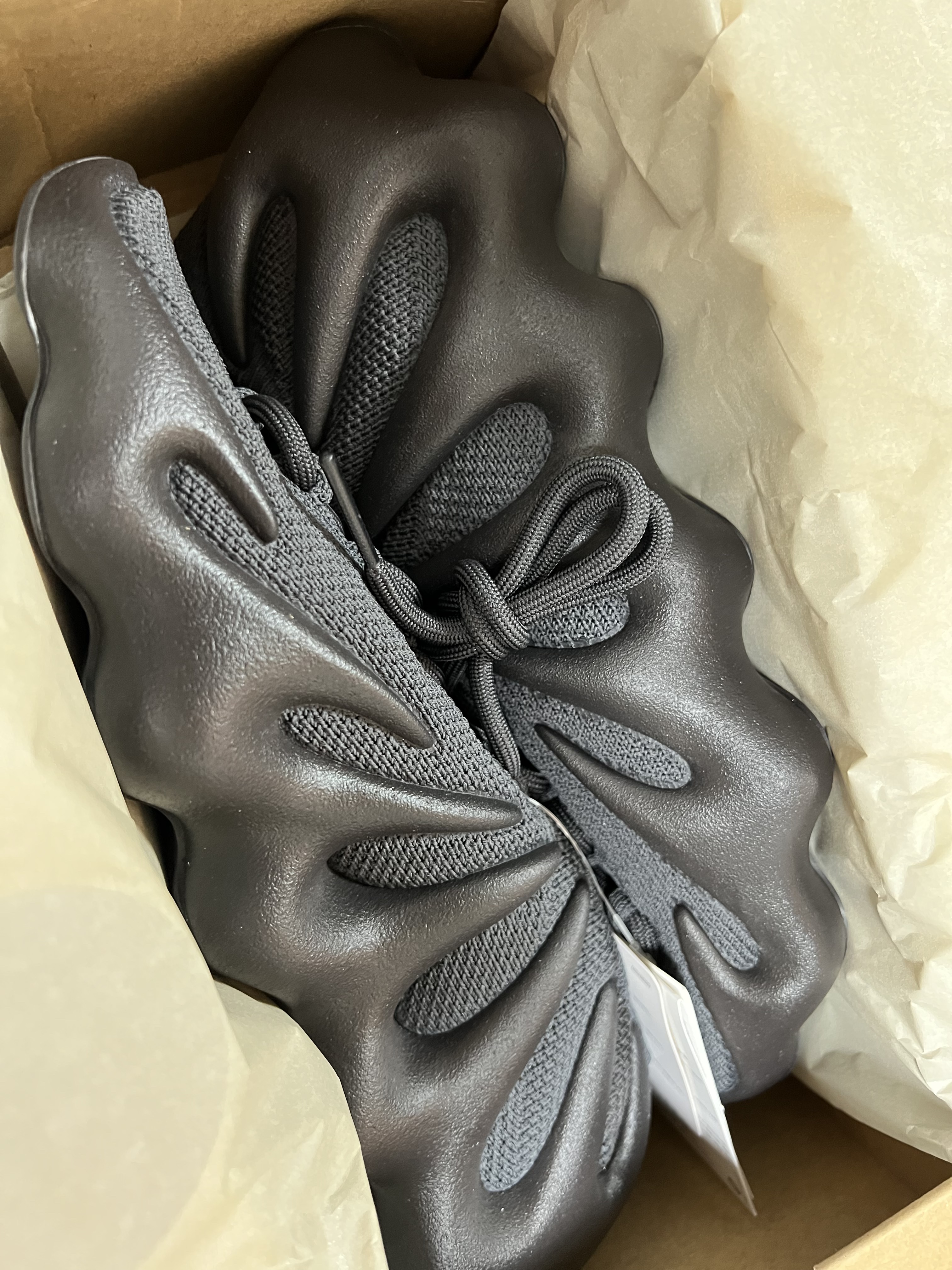 Adidas Yeezy 450 Utility Black 착용 스타일