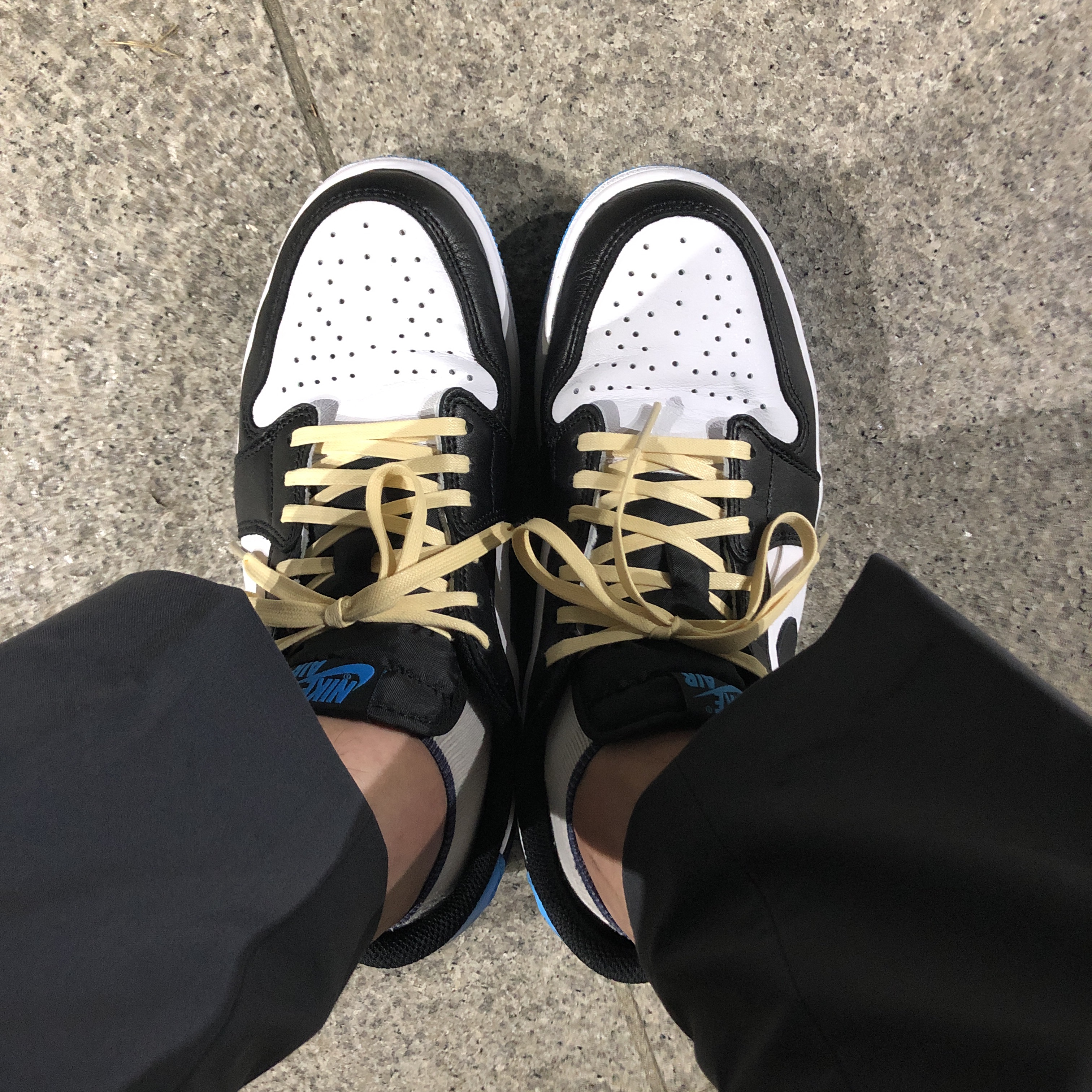 Jordan 1 Retro Low OG Black and Dark Powder Blue 착용 스타일 - 1