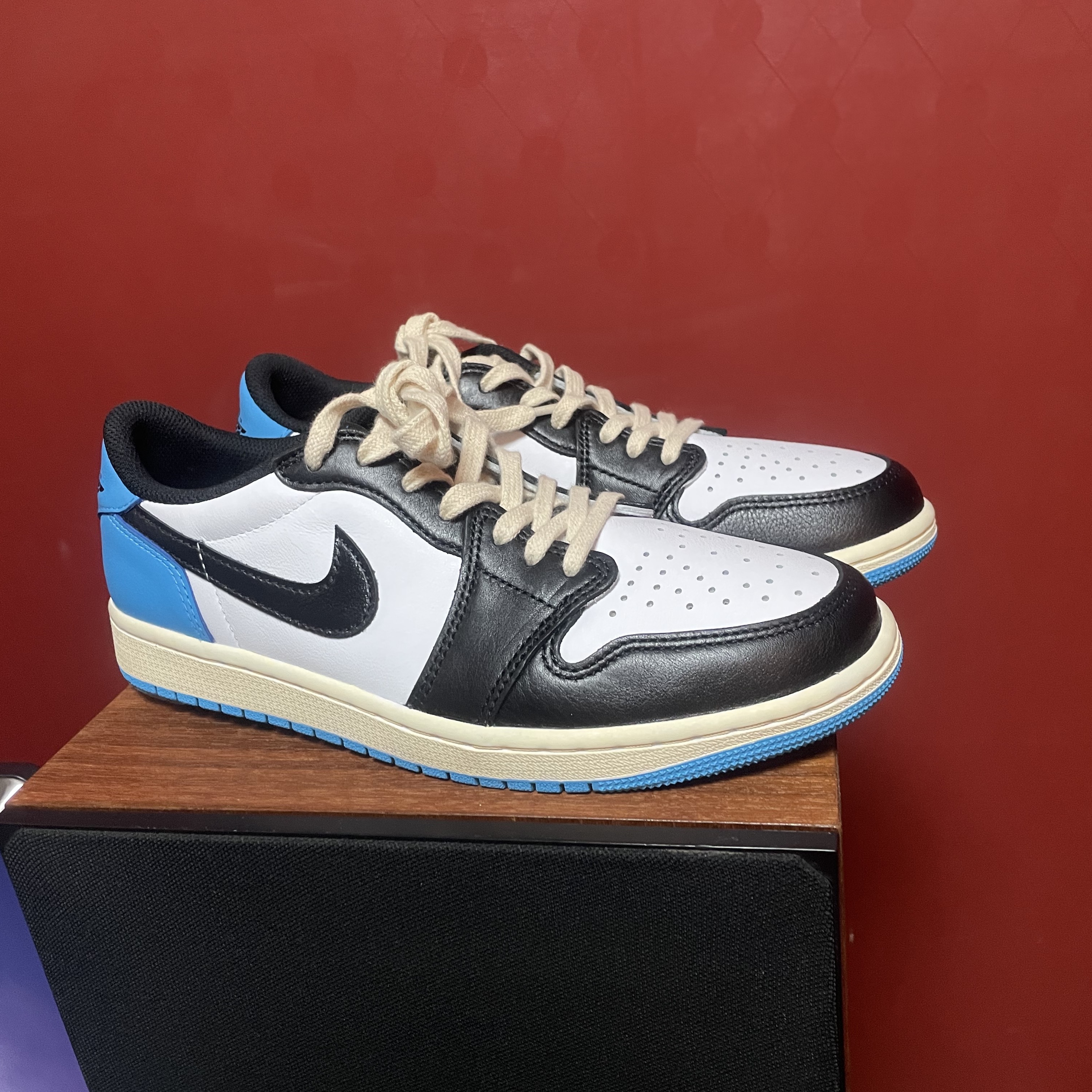 Jordan 1 Retro Low OG Black and Dark Powder Blue 착용 스타일 - 2