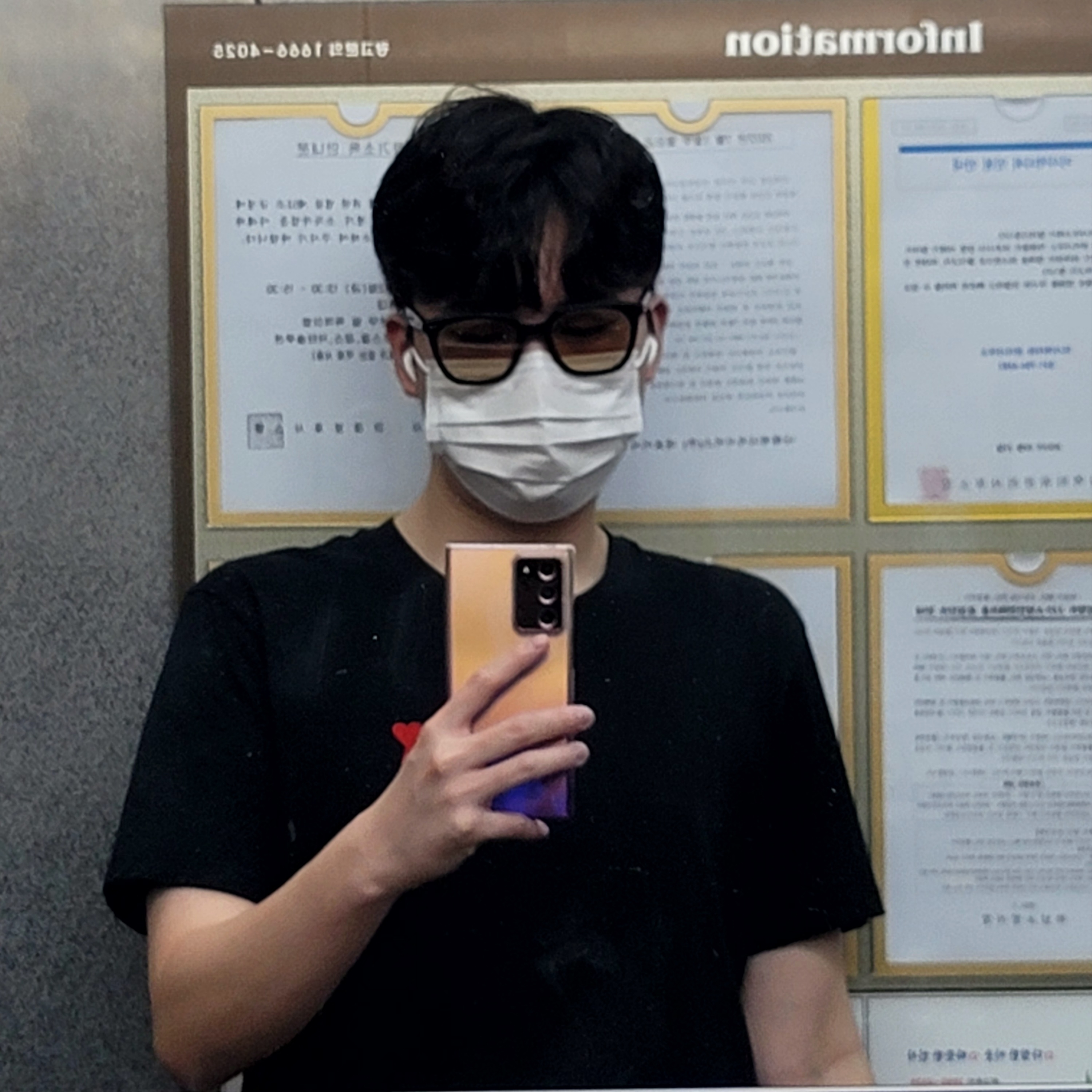 AMI de Coeur T-Shirt Black, Apple AirPods Pro with MagSafe Charging Case (Korean Ver.) 착용 스타일