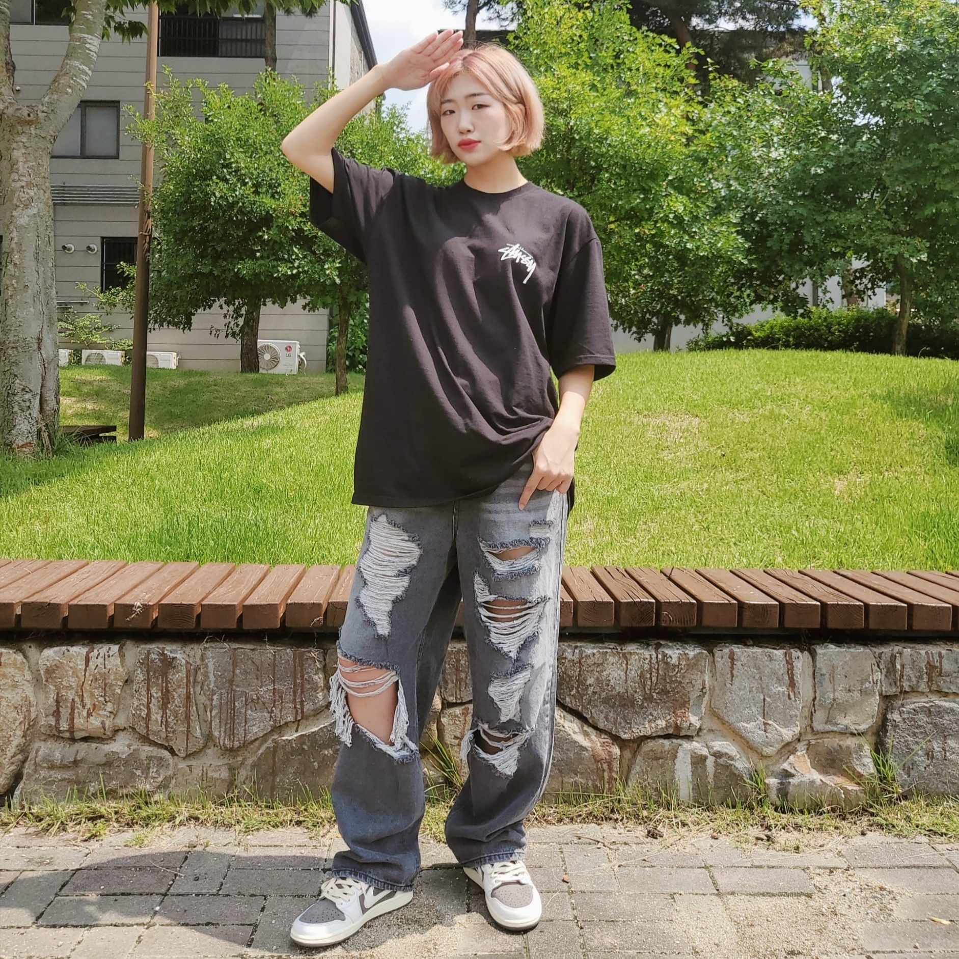 Stussy Fuzzy Dice T-Shirt Black, Jordan 1 x Travis Scott Retro Low OG SP Sail and Ridgerock 착용 스타일 - 1