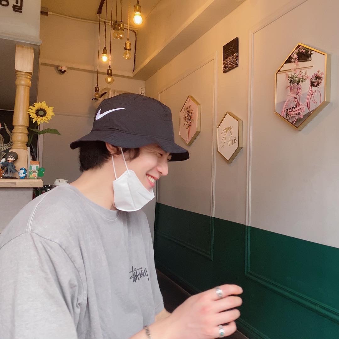Stussy Basic Stussy Pigment Dyed T-Shirt Grey 2022, Nike x Stussy Bucket Hat Black 착용 스타일 - 2