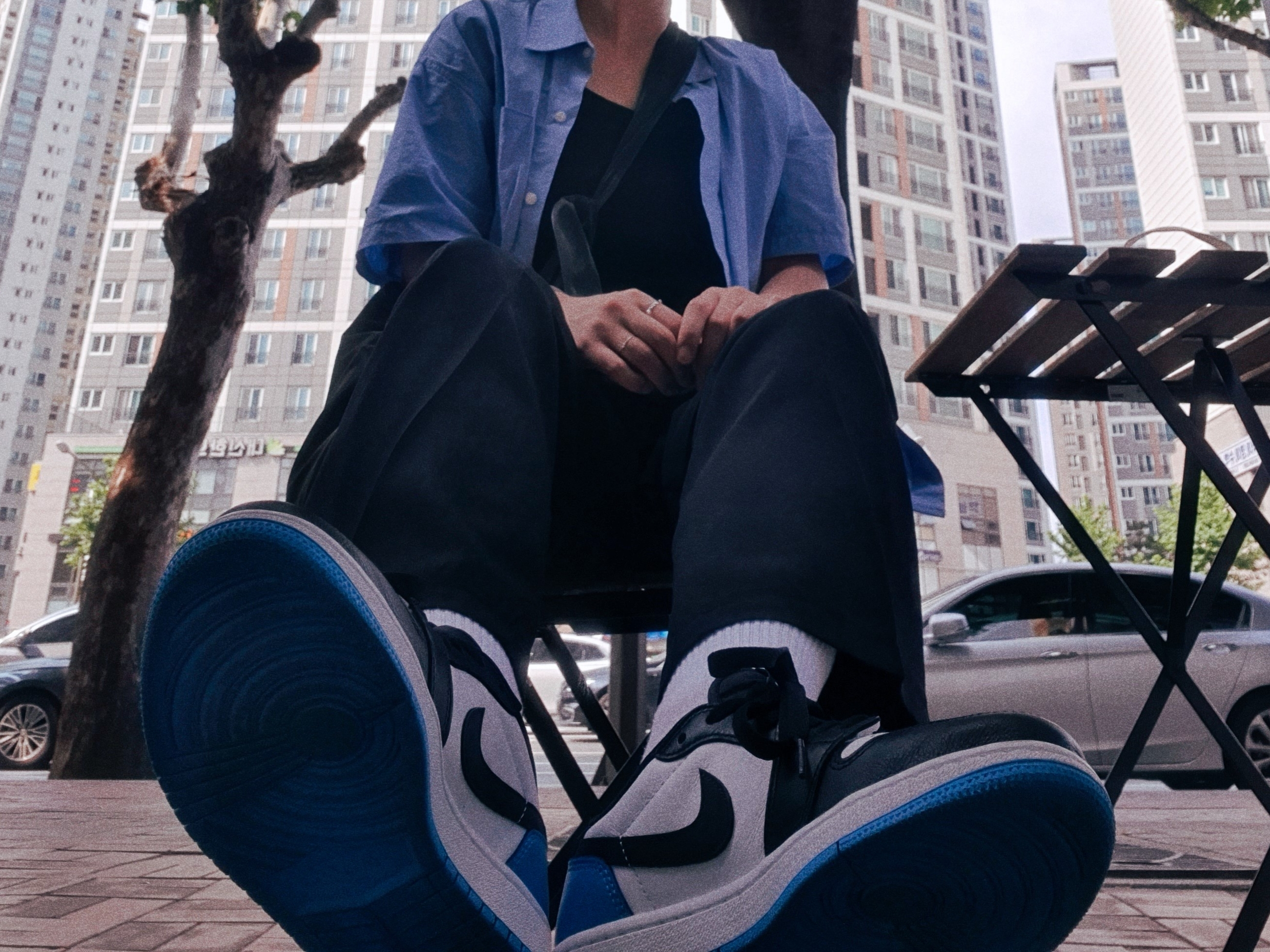 Jordan 1 Retro Low OG Black and Dark Powder Blue 착용 스타일 - 3