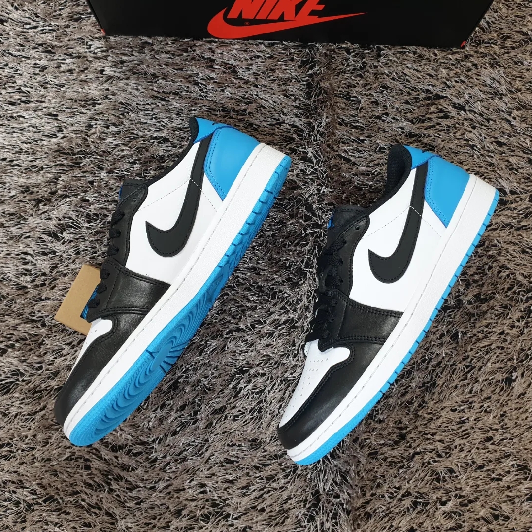 Jordan 1 Retro Low OG Black and Dark Powder Blue 착용 스타일 - 3