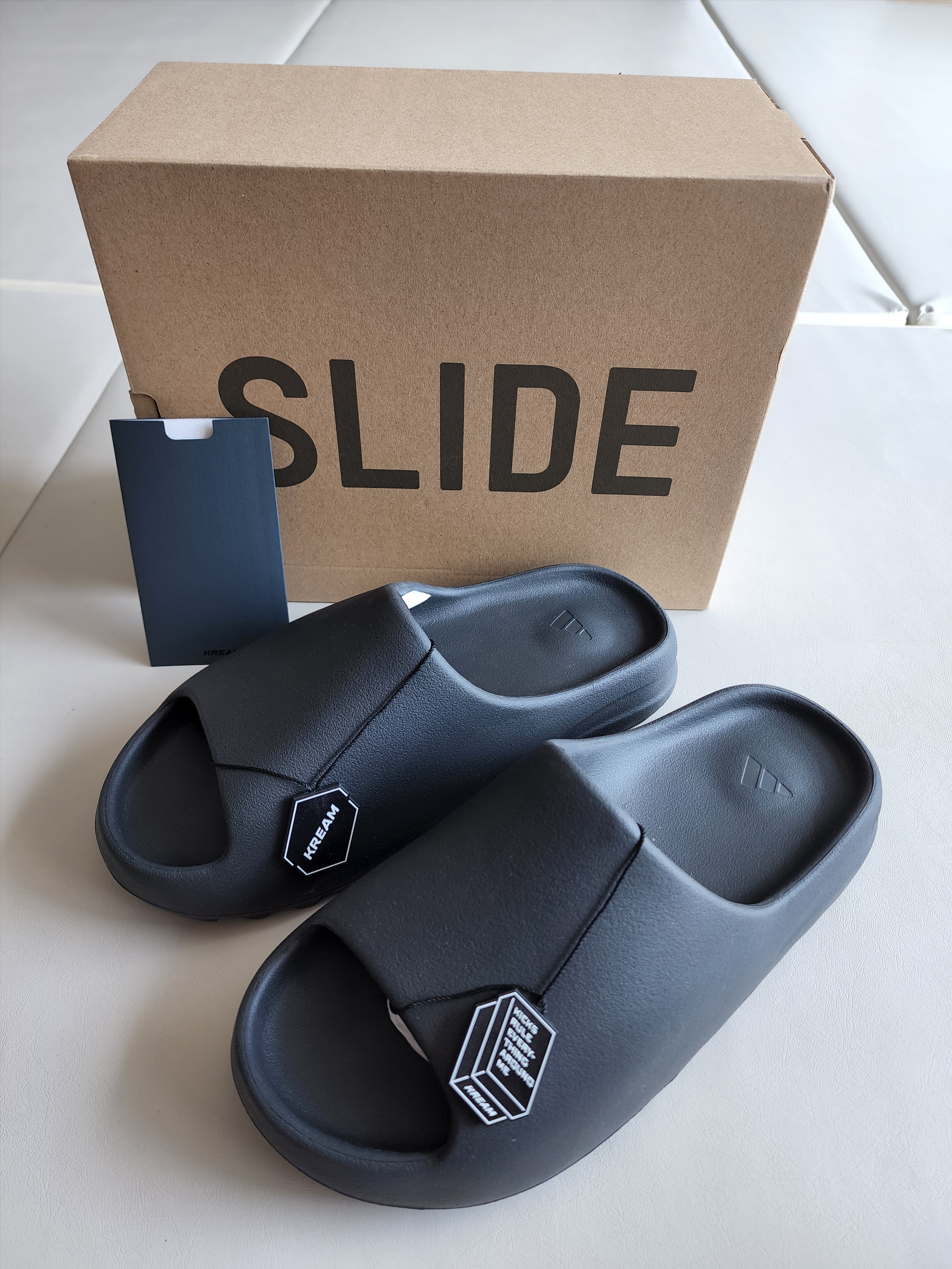 Adidas Yeezy Slide Onyx, Adidas Yeezy Slide Glow Green 2022/2023 착용 스타일 - 1
