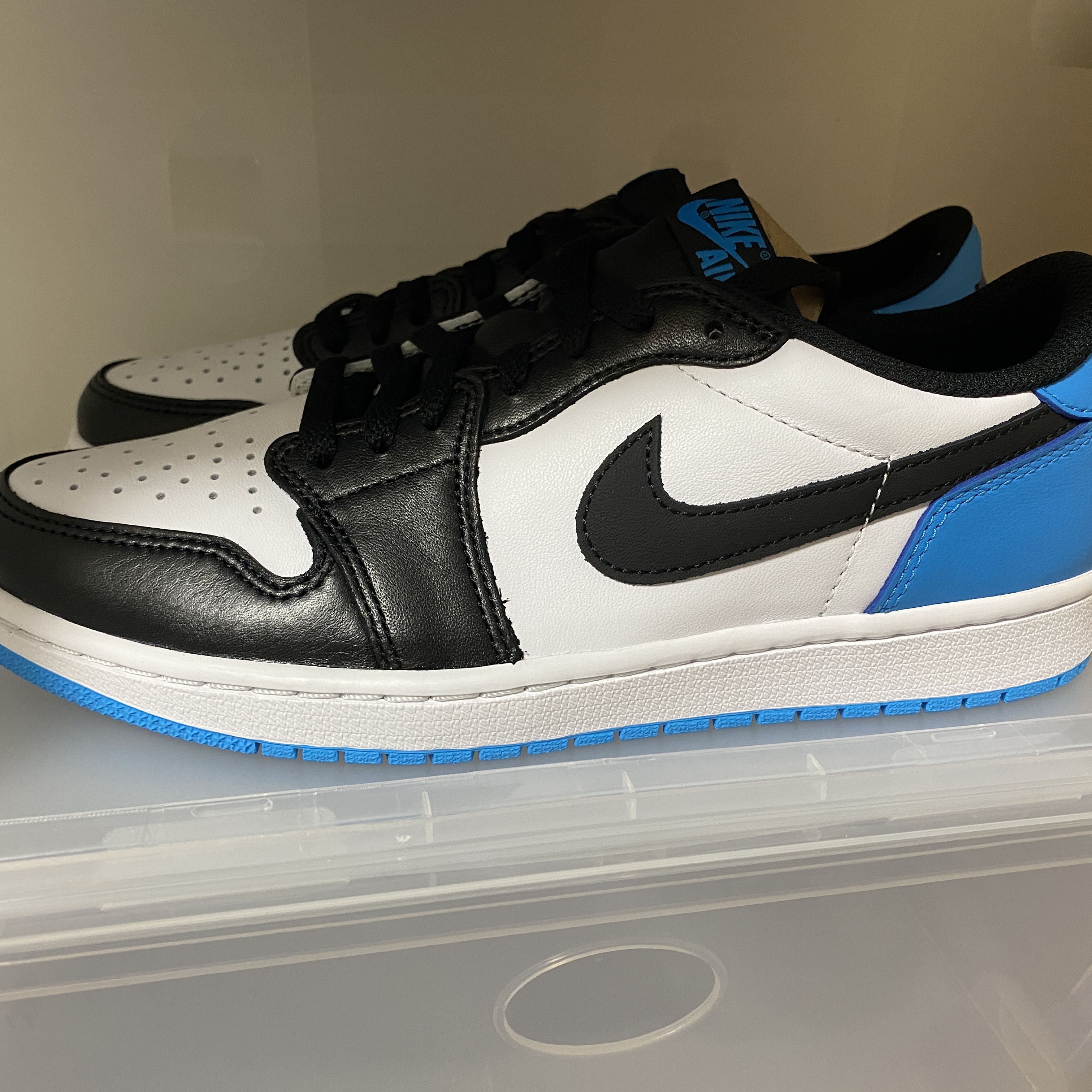 Jordan 1 Retro Low OG Black and Dark Powder Blue 착용 스타일