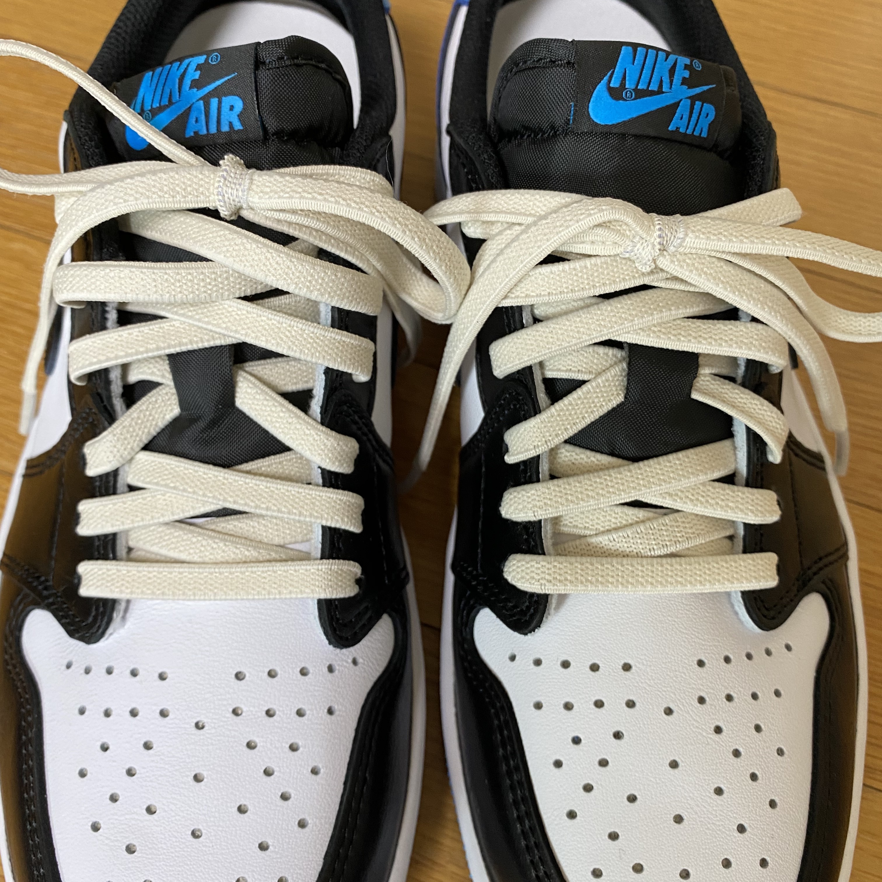 Jordan 1 Retro Low OG Black and Dark Powder Blue 착용 스타일 - 1
