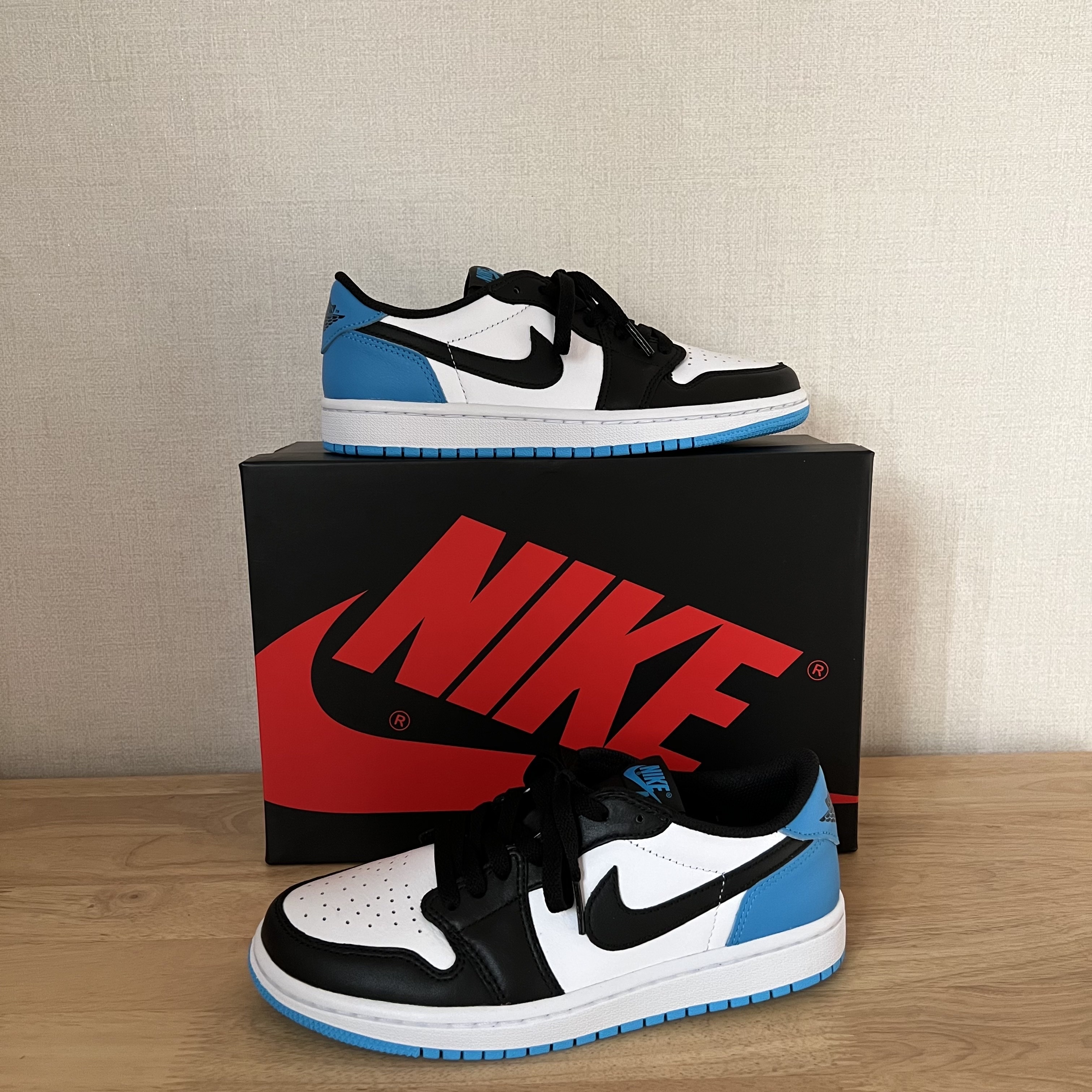 (W) Jordan 1 Retro Low OG Black and Dark Powder Blue 착용 스타일 - 1