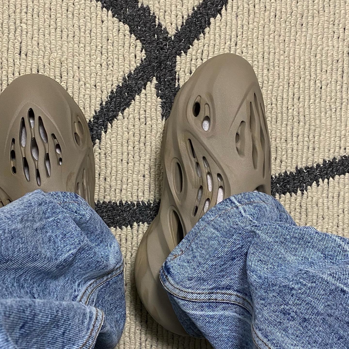 Adidas Yeezy Foam RNNR Stone Sage 착용 스타일 - 2