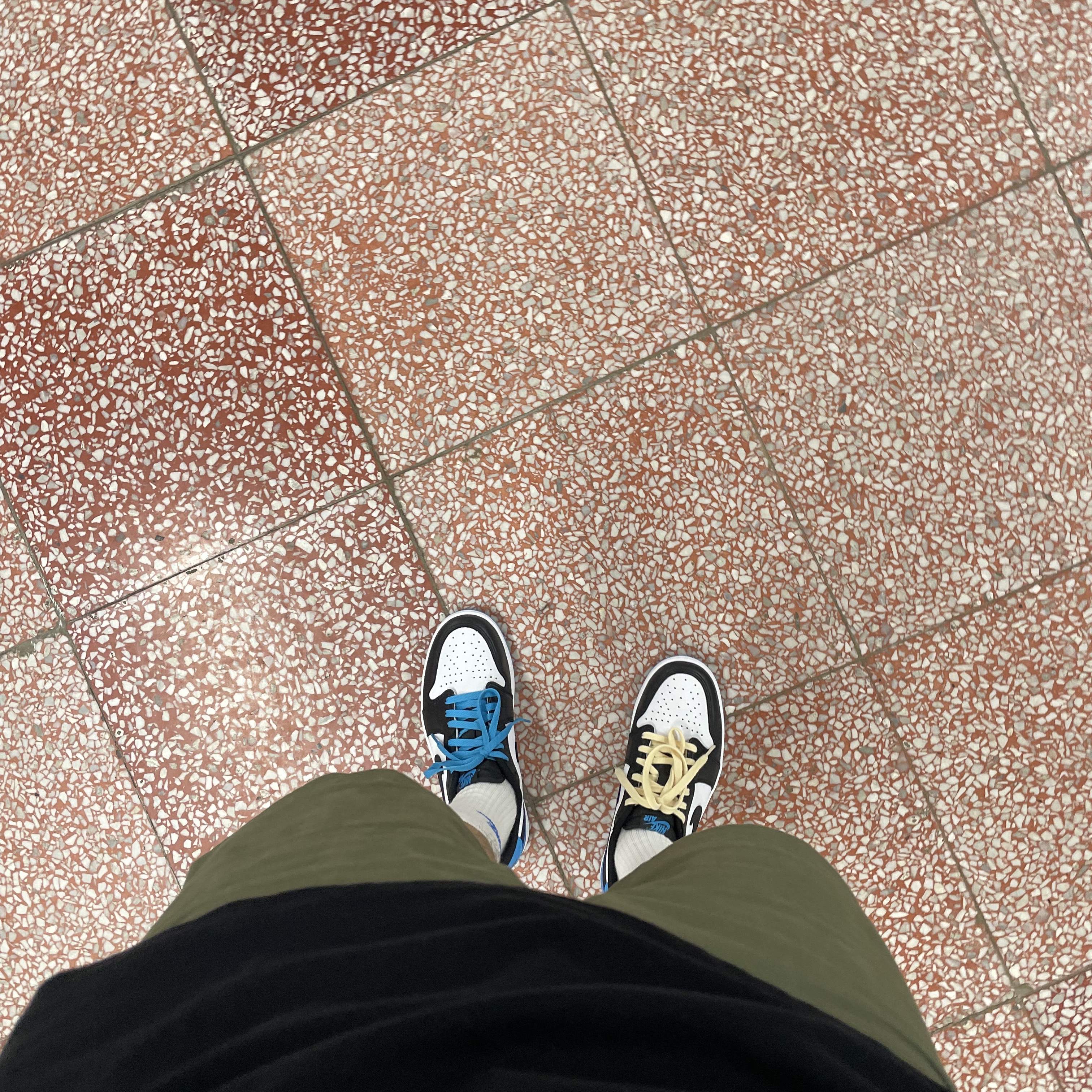 Jordan 1 Retro Low OG Black and Dark Powder Blue 착용 스타일 - 2