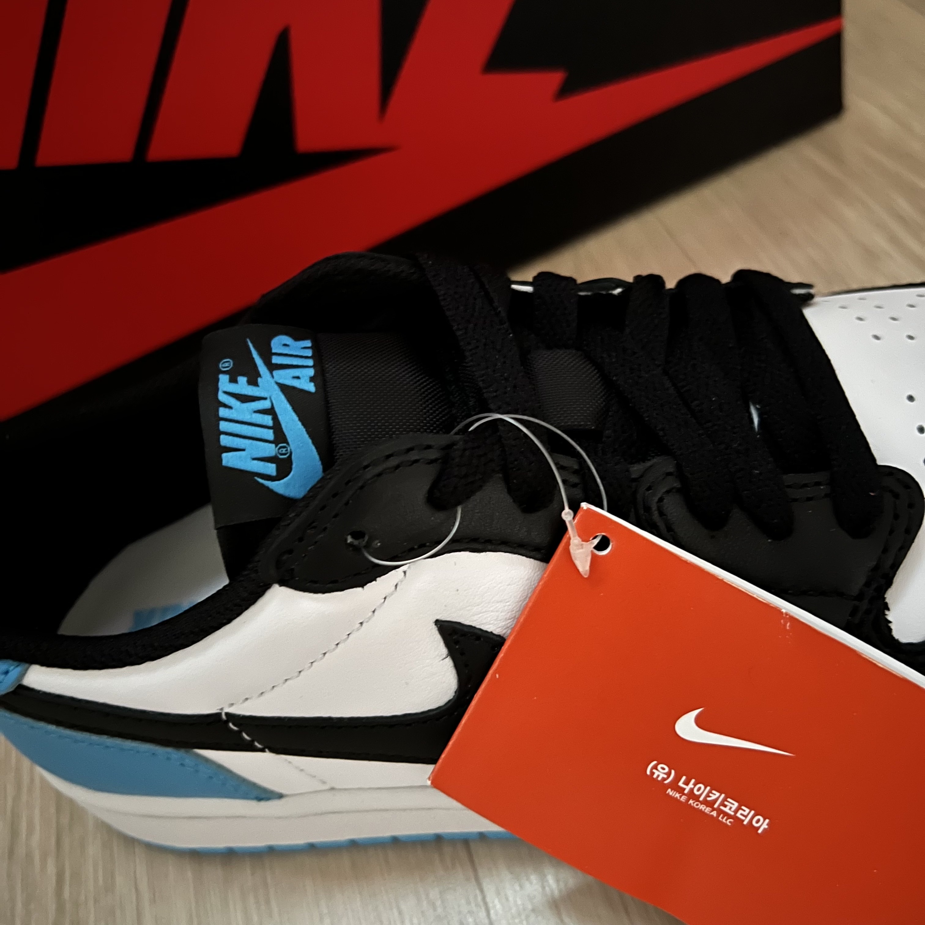 (W) Jordan 1 Retro Low OG Black and Dark Powder Blue 착용 스타일 - 4