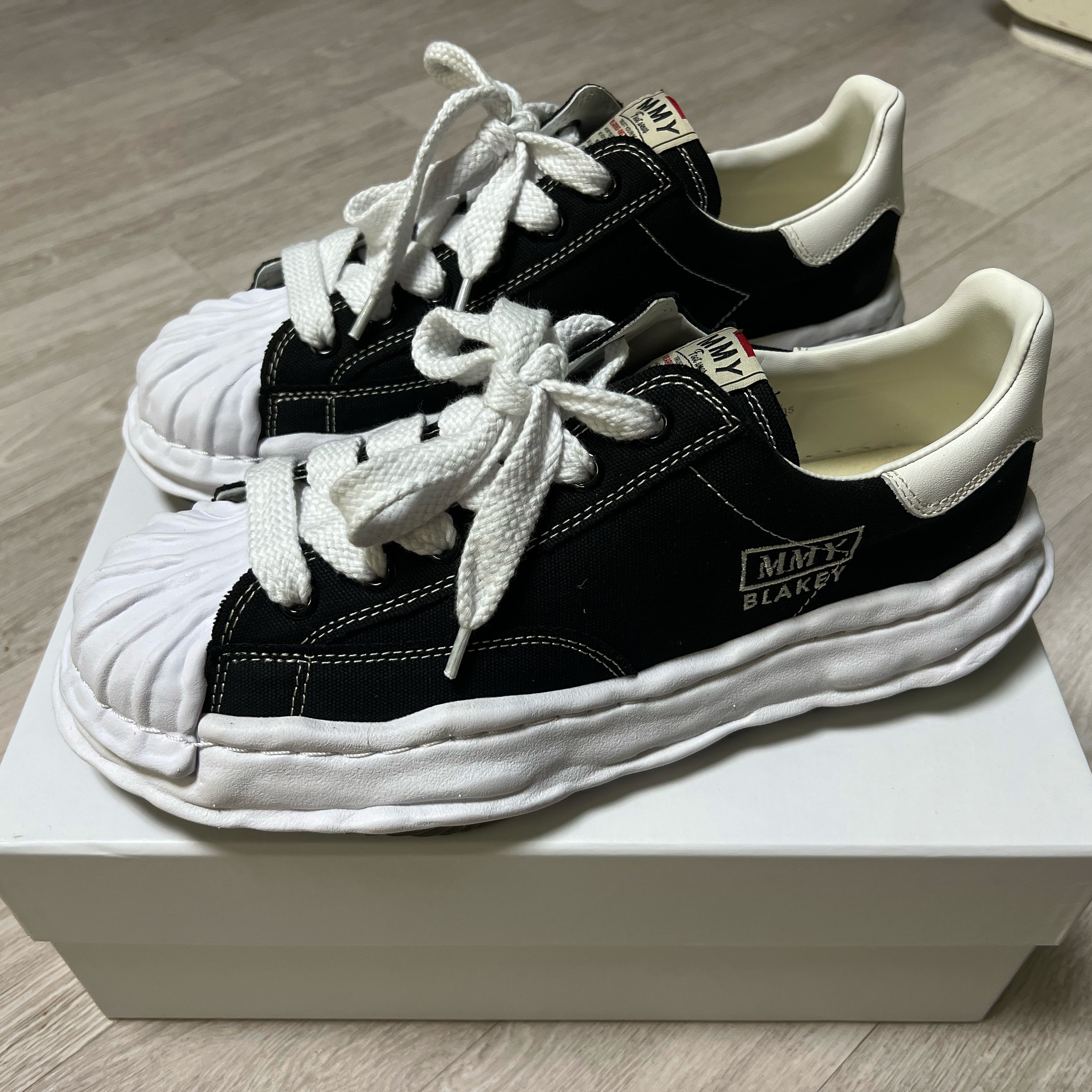 Maison Mihara Yasuhiro Blakey OG Sole Canvas Low-top Sneakers Black White 착용 스타일