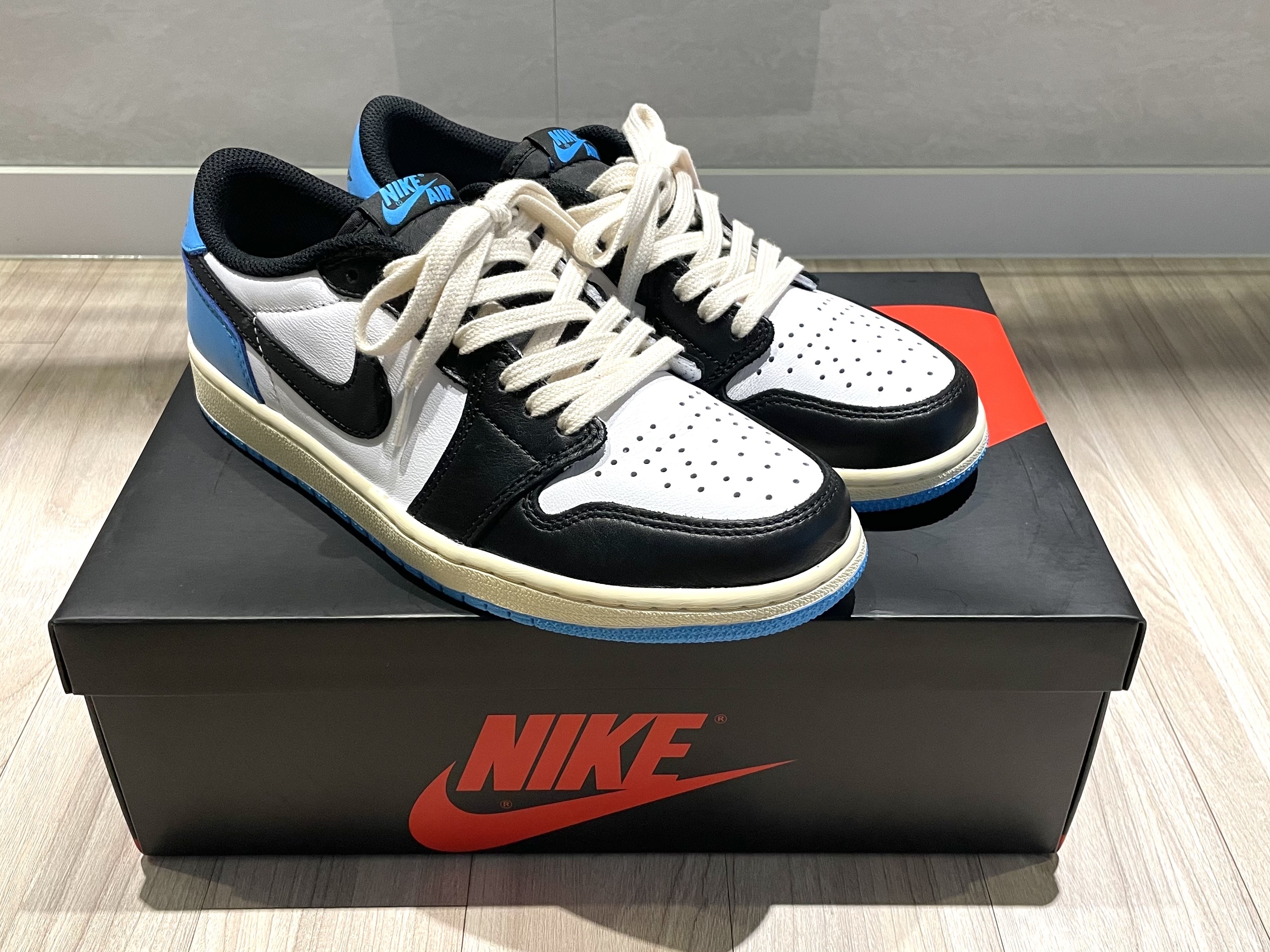 Jordan 1 Retro Low OG Black and Dark Powder Blue 착용 스타일