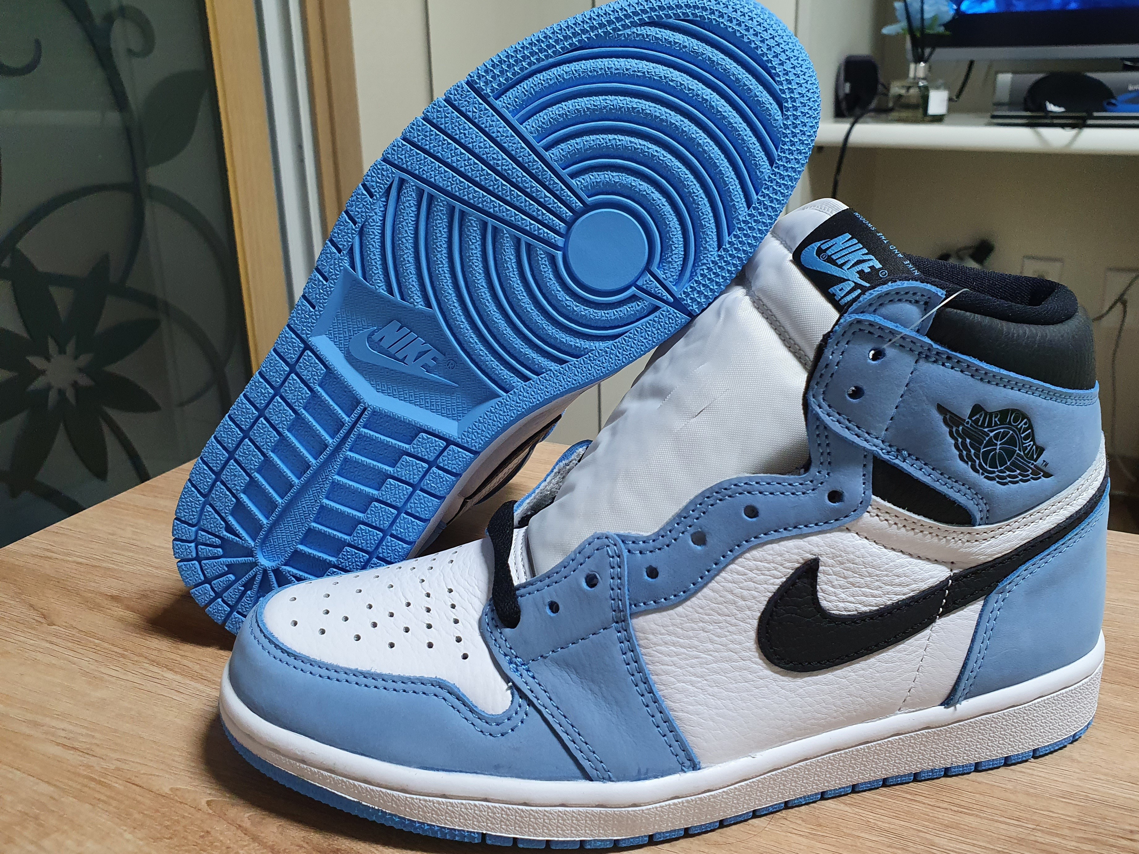 Jordan 1 Retro High OG University Blue 착용 스타일 - 2