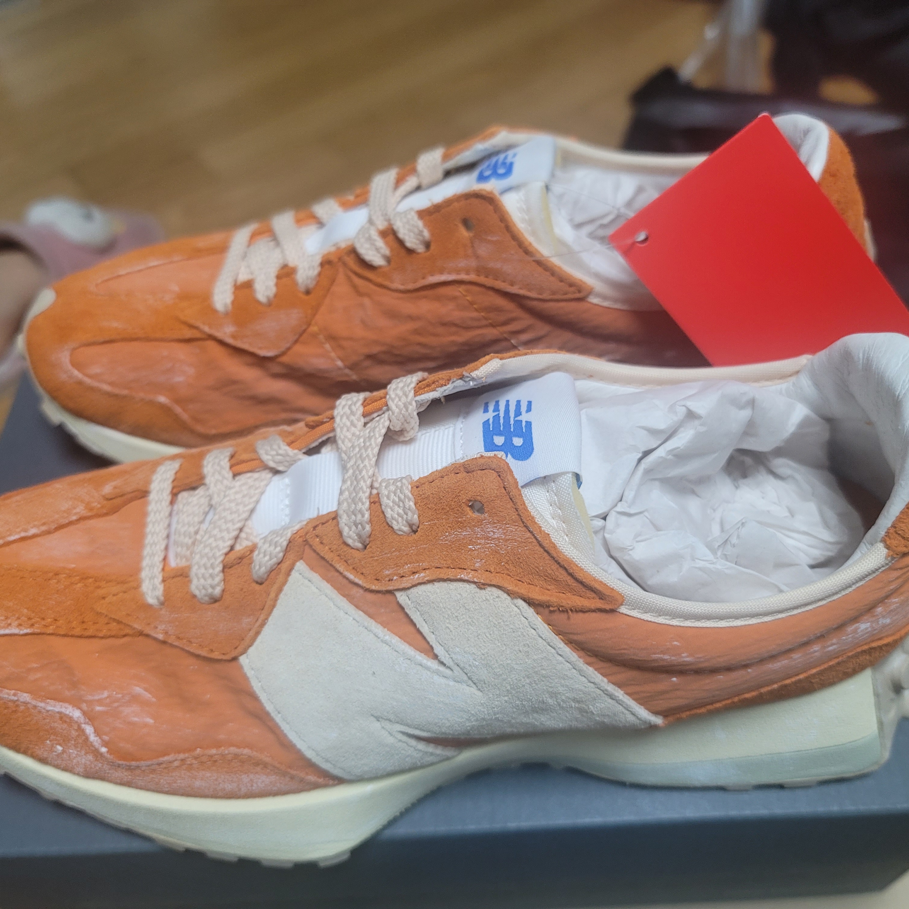New Balance 327 Vintage Luxe Orange 착용 스타일