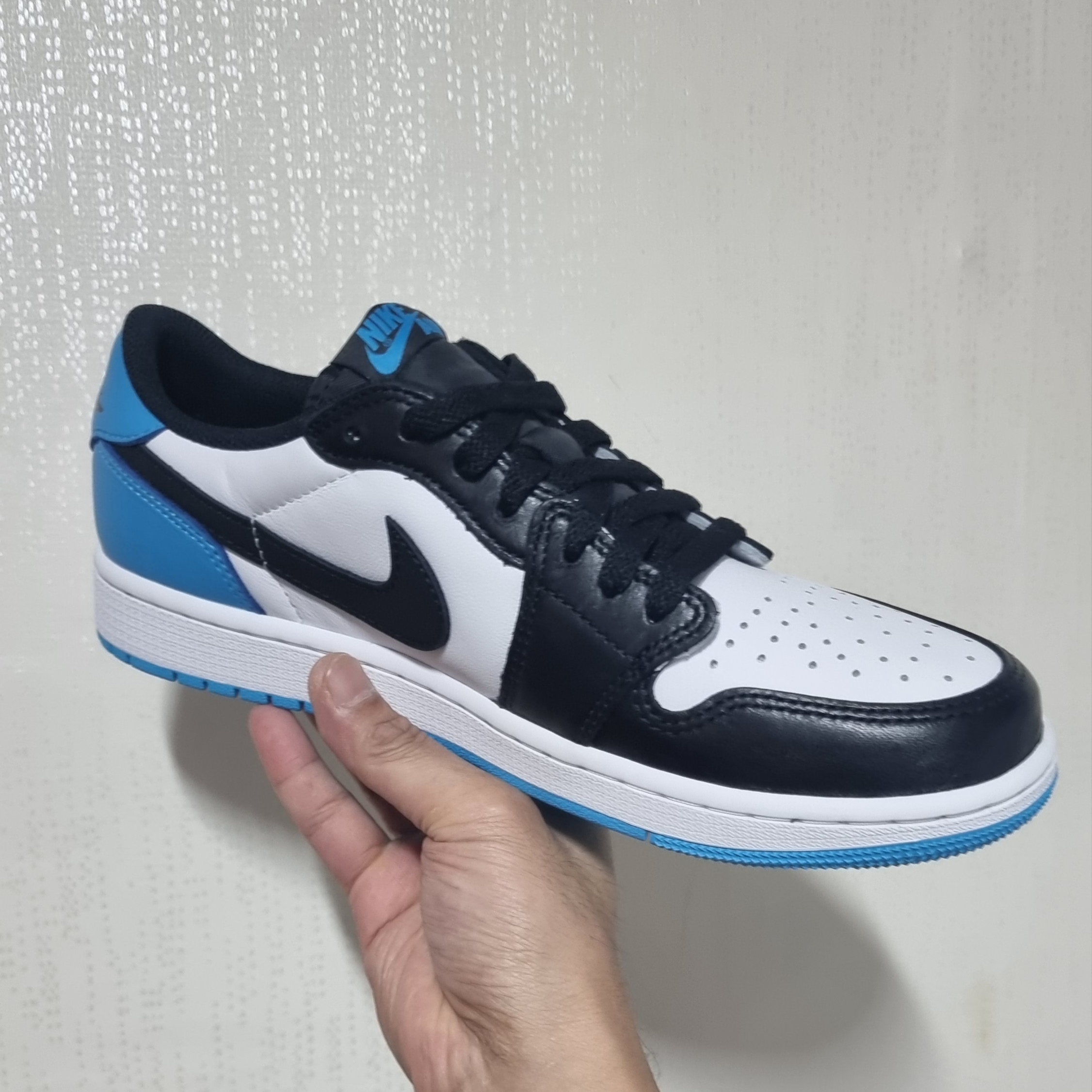 Jordan 1 Retro Low OG Black and Dark Powder Blue 착용 스타일 - 2