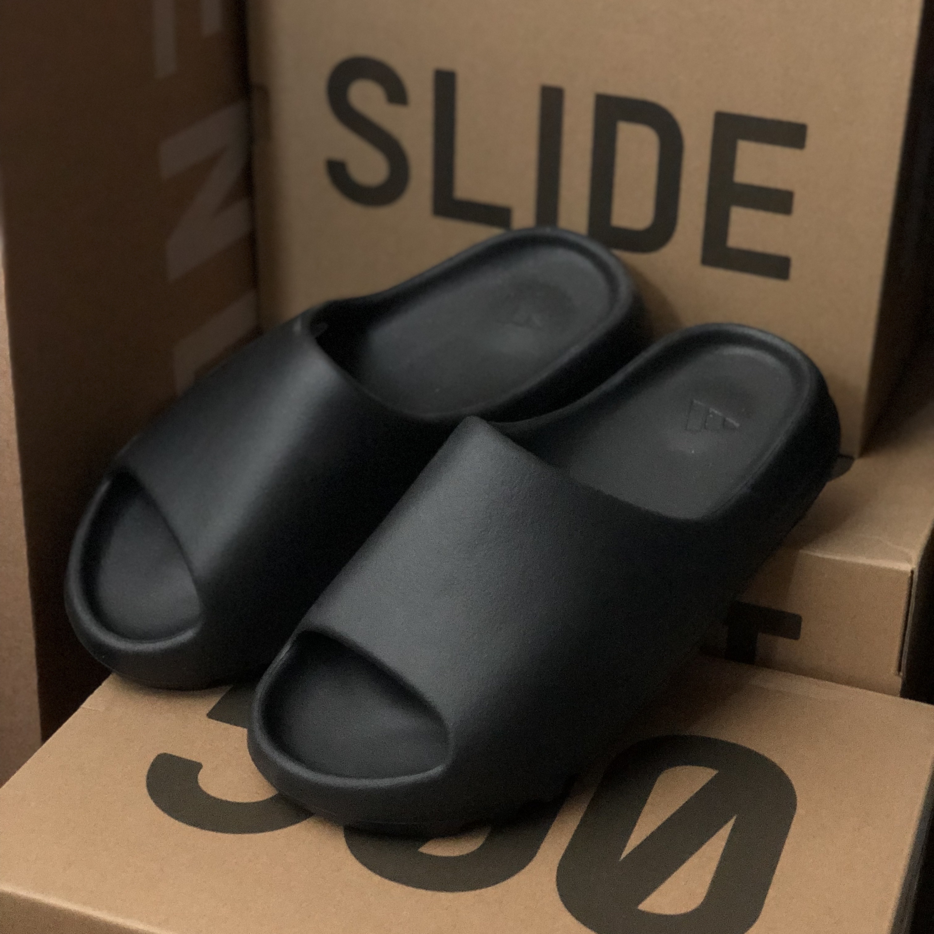 Adidas Yeezy Slide Onyx 착용 스타일