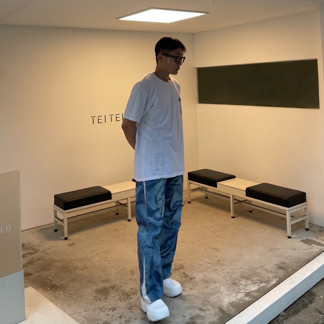 Bottega Veneta Rubber Flash Clog Chalk, Stussy x Our Legacy Surfman T-Shirt White - 21SS 착용 스타일 - 2