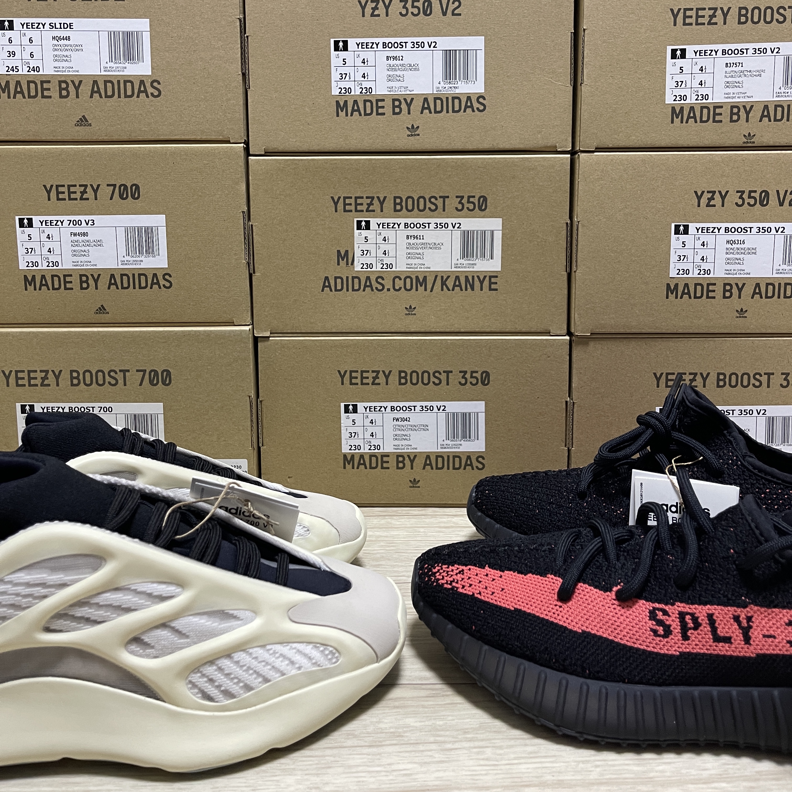 Adidas Yeezy 700 V3 Azael 2022/2023, Adidas Yeezy Boost 350 V2 Core Black Red 2022/2023 착용 스타일 - 1