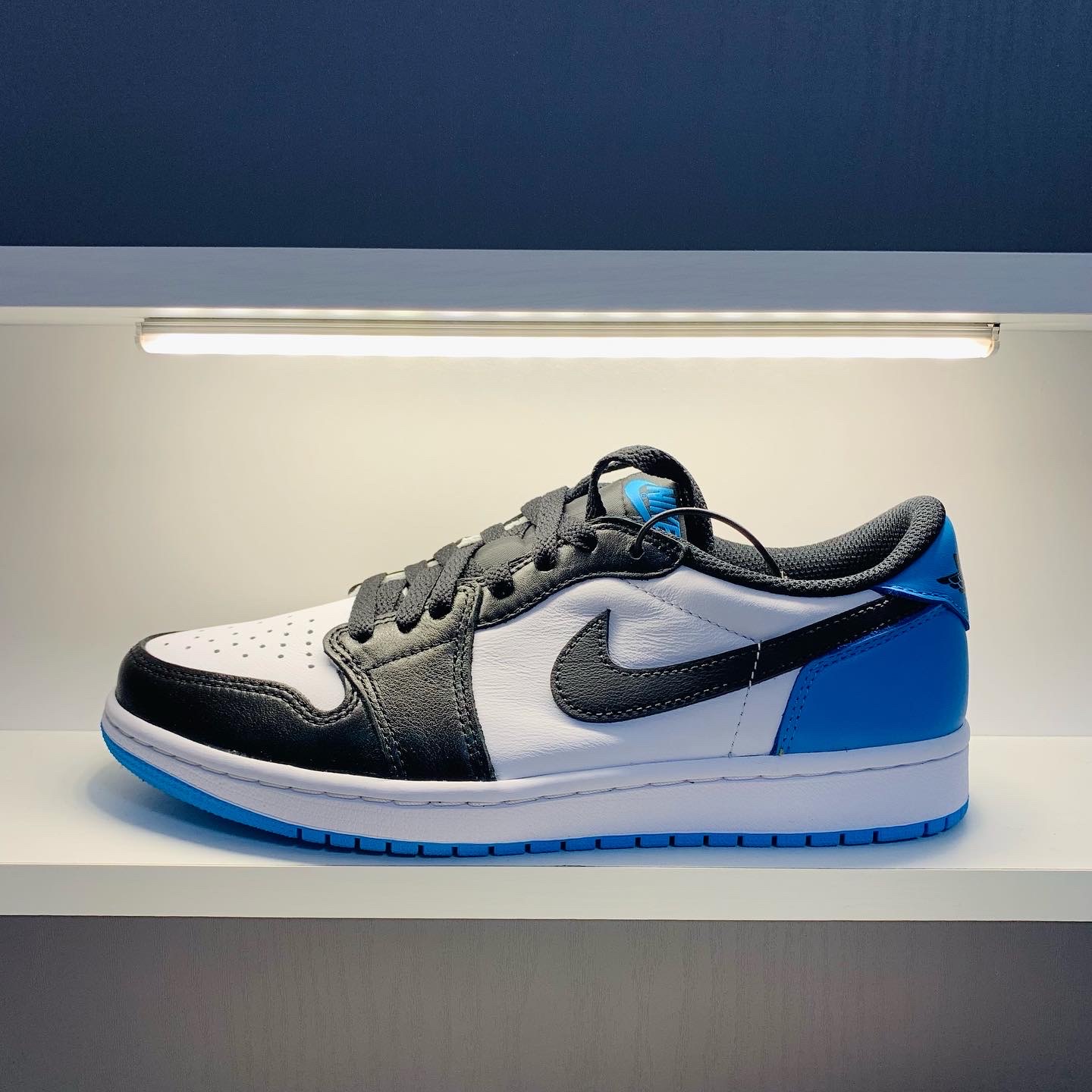 Jordan 1 Retro Low OG Black and Dark Powder Blue 착용 스타일 - 1